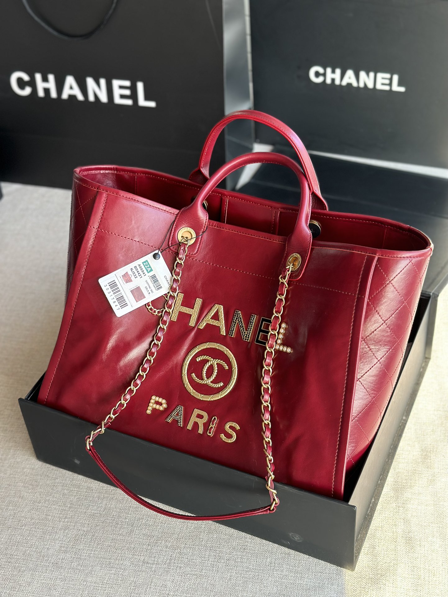 CHANEL    型号 66941  尺寸 40X31X21CM 小号 67001 尺寸 33X14.5X24CM 2020年最新品购物袋  经典牛皮系列大型购物袋 设计简单 容量超大 一直以来都是受到香粉喜爱 最新款带有香味腊牛皮出货 又会掀起一股热潮 五金 logo镶珍珠我编织带非常高档新颖独特  休闲时尚 旅游购物最佳选择 