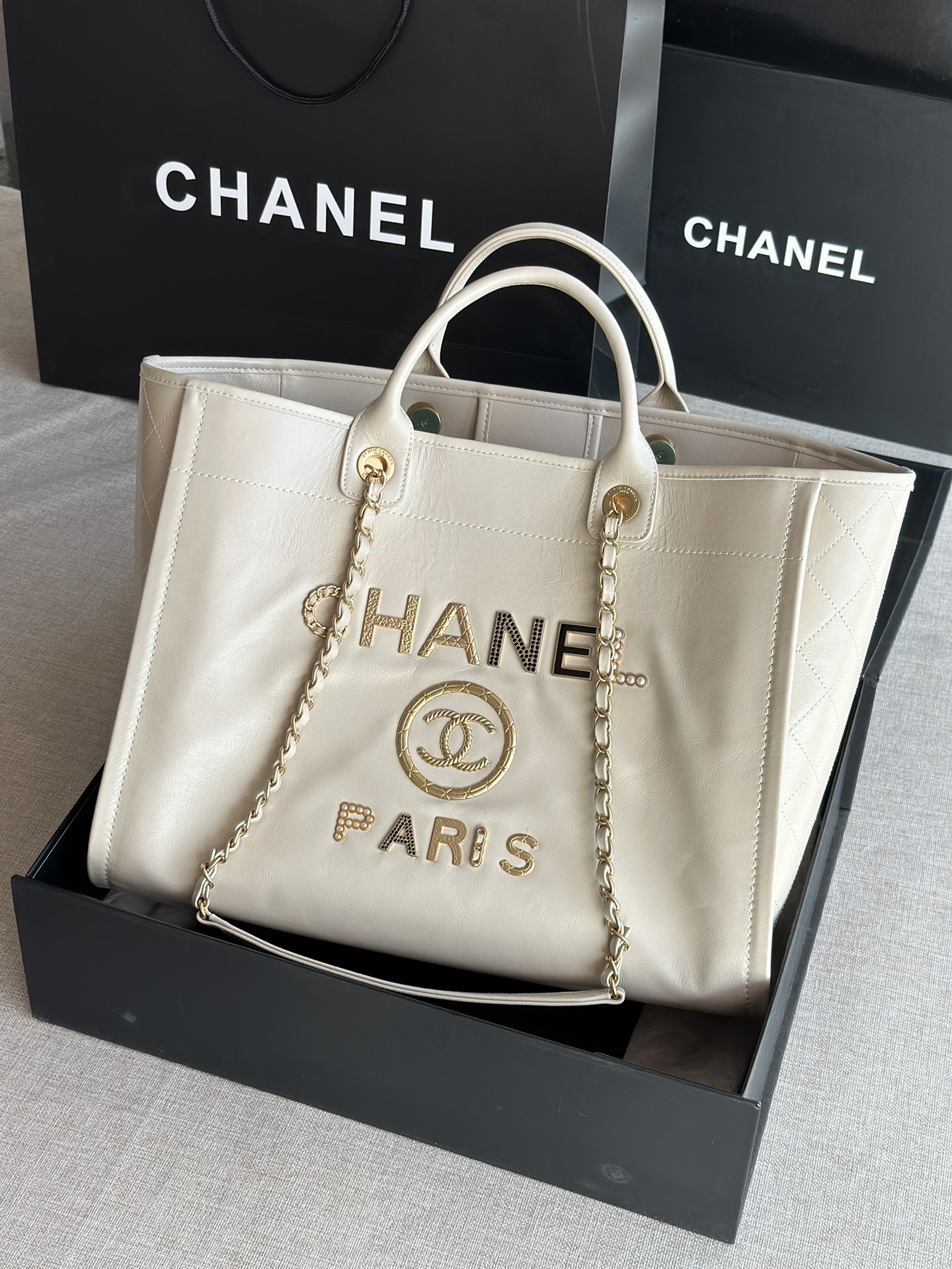 CHANEL    型号 66941  尺寸 40X31X21CM 小号 67001 尺寸 33X14.5X24CM 2020年最新品购物袋  经典牛皮系列大型购物袋 设计简单 容量超大 一直以来都是受到香粉喜爱 最新款带有香味腊牛皮出货 又会掀起一股热潮 五金 logo镶珍珠我编织带非常高档新颖独特  休闲时尚 旅游购物最佳选择 