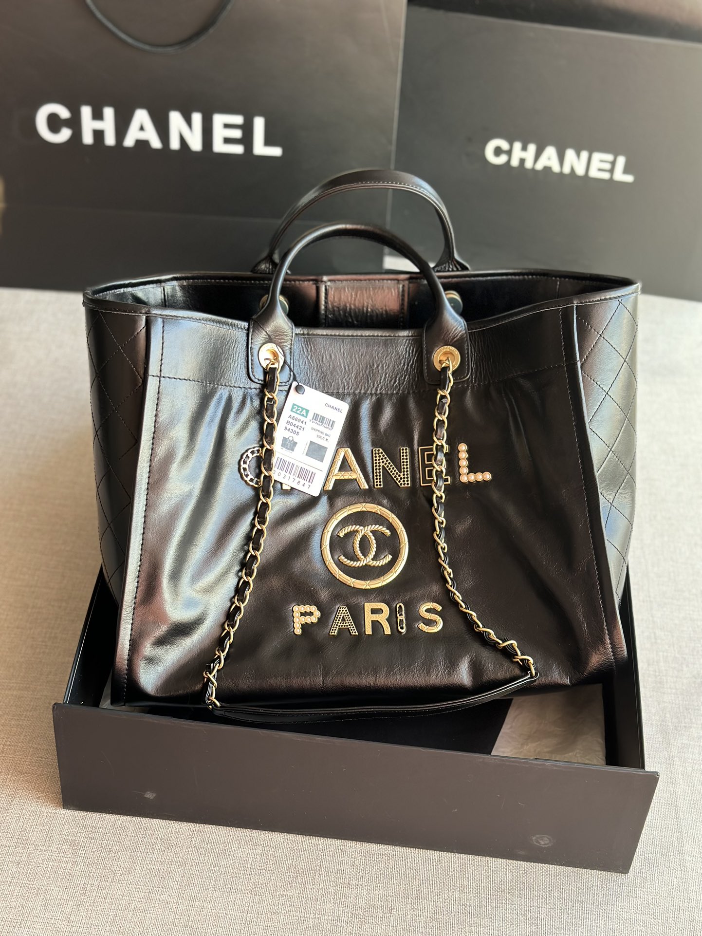 CHANEL    型号 66941  尺寸 40X31X21CM 小号 67001 尺寸 33X14.5X24CM 2020年最新品购物袋  经典牛皮系列大型购物袋 设计简单 容量超大 一直以来都是受到香粉喜爱 最新款带有香味腊牛皮出货 又会掀起一股热潮 五金 logo镶珍珠我编织带非常高档新颖独特  休闲时尚 旅游购物最佳选择 