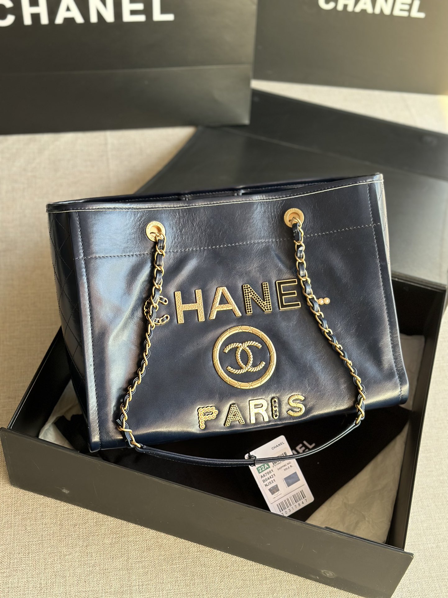 CHANEL    型号 66941  尺寸 40X31X21CM 小号 67001 尺寸 33X14.5X24CM 2020年最新品购物袋  经典牛皮系列大型购物袋 设计简单 容量超大 一直以来都是受到香粉喜爱 最新款带有香味腊牛皮出货 又会掀起一股热潮 五金 logo镶珍珠我编织带非常高档新颖独特  休闲时尚 旅游购物最佳选择 