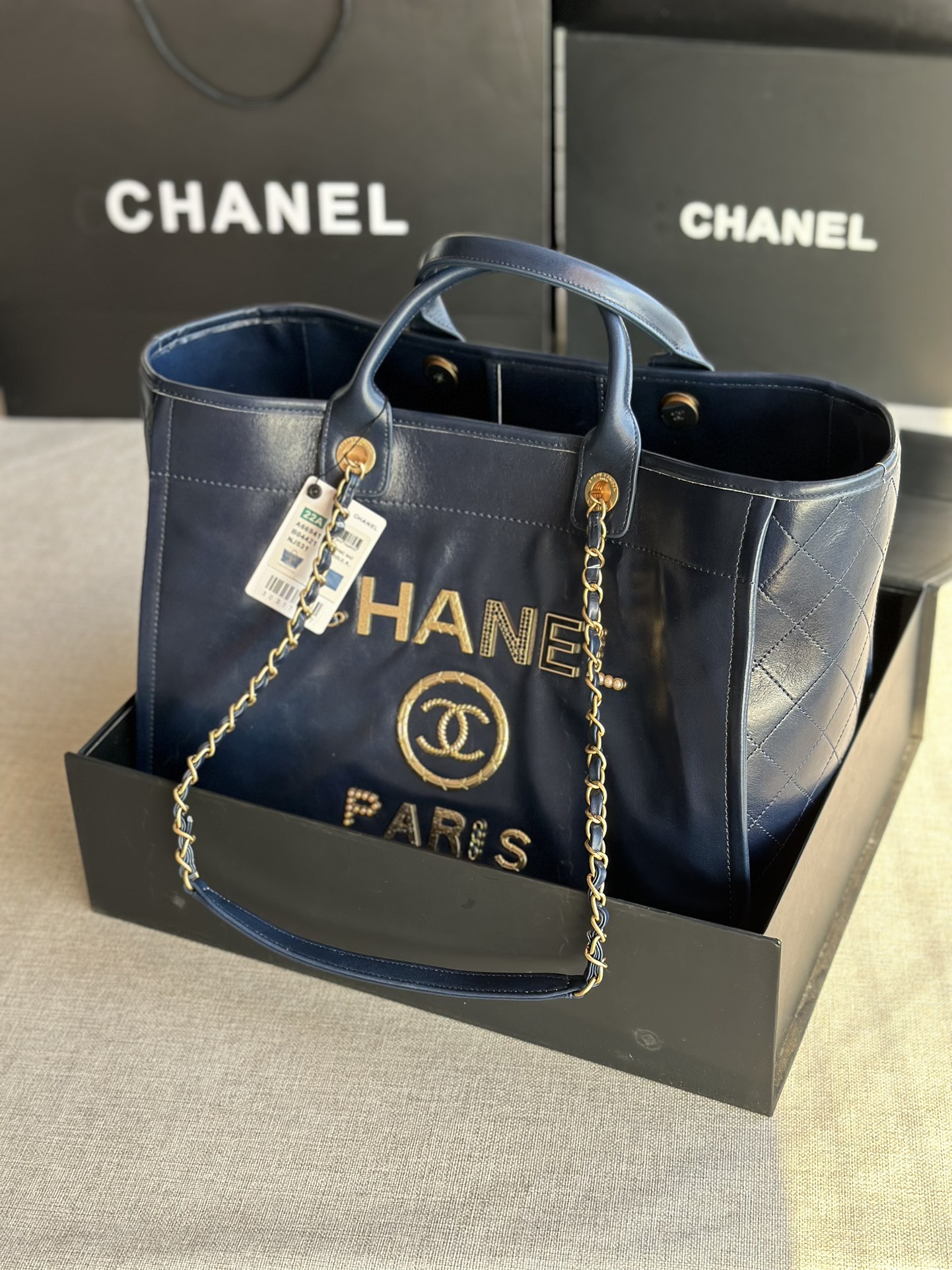 CHANEL    型号 66941  尺寸 40X31X21CM 小号 67001 尺寸 33X14.5X24CM 2020年最新品购物袋  经典牛皮系列大型购物袋 设计简单 容量超大 一直以来都是受到香粉喜爱 最新款带有香味腊牛皮出货 又会掀起一股热潮 五金 logo镶珍珠我编织带非常高档新颖独特  休闲时尚 旅游购物最佳选择 