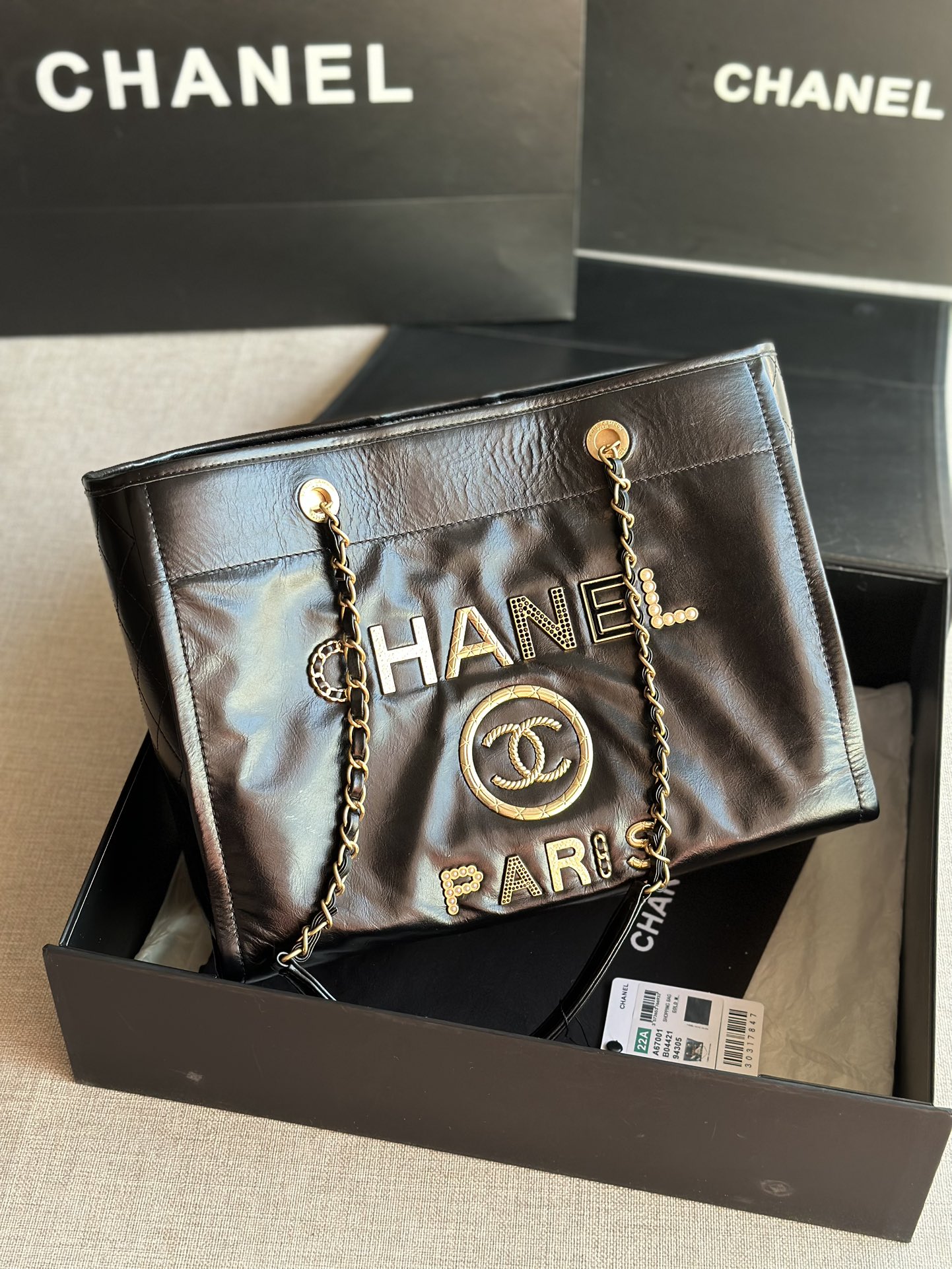 CHANEL    型号 66941  尺寸 40X31X21CM 小号 67001 尺寸 33X14.5X24CM 2020年最新品购物袋  经典牛皮系列大型购物袋 设计简单 容量超大 一直以来都是受到香粉喜爱 最新款带有香味腊牛皮出货 又会掀起一股热潮 五金 logo镶珍珠我编织带非常高档新颖独特  休闲时尚 旅游购物最佳选择 