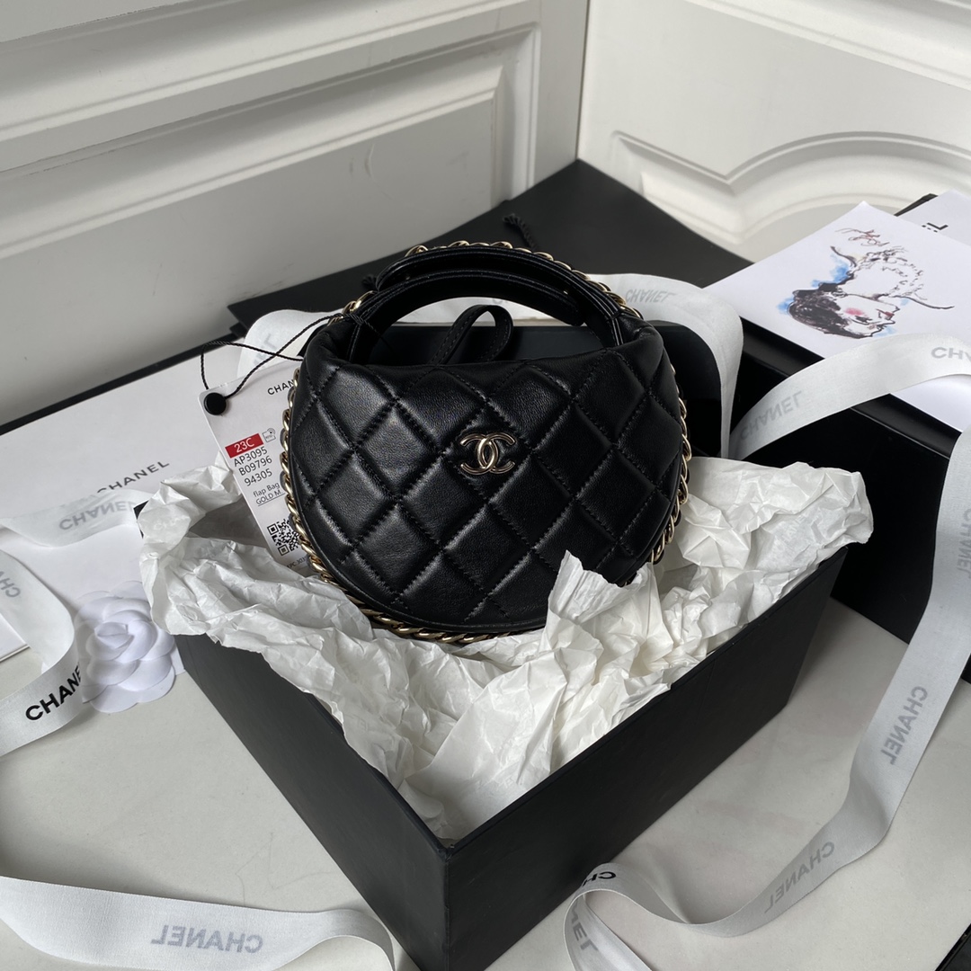  Chanel  23K 晚宴包AP3095羊皮革与金色金属 可爱包身轮廓圆润精巧 虽然不能肩背 拎在手上就已经成为造型亮点所在 将经典菱格纹与皮革金属链带相互交织 充满新意也萦绕复古气息 size 16x16x5.5 cm