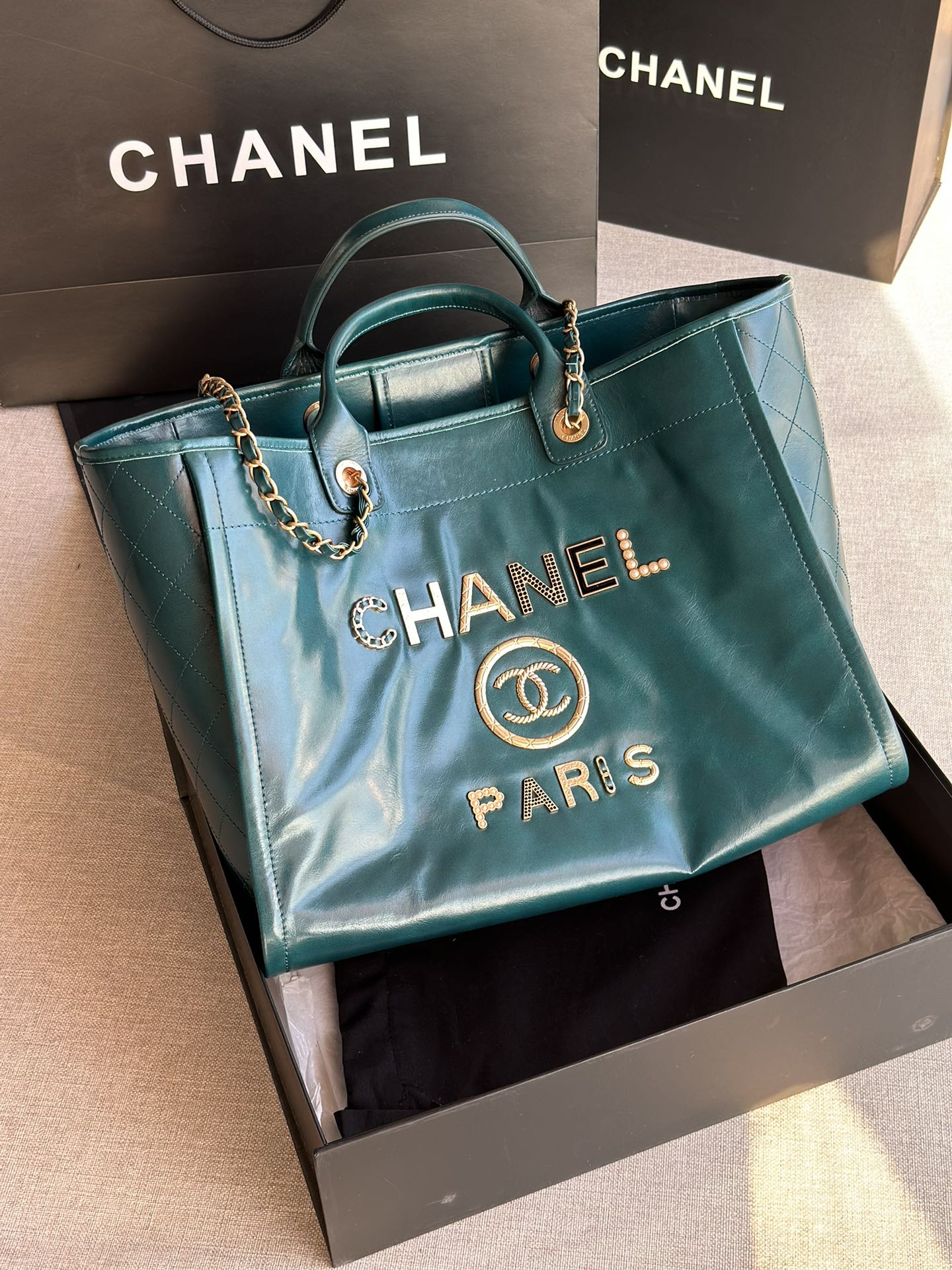 CHANEL    型号 66941  尺寸 40X31X21CM 小号 67001 尺寸 33X14.5X24CM 2020年最新品购物袋  经典牛皮系列大型购物袋 设计简单 容量超大 一直以来都是受到香粉喜爱 最新款带有香味腊牛皮出货 又会掀起一股热潮 五金 logo镶珍珠我编织带非常高档新颖独特  休闲时尚 旅游购物最佳选择 