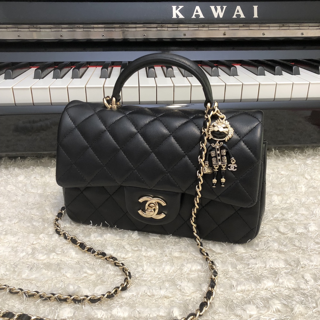 款号2431浅金 Chanel  21K最新Mini CF handle 手提包 AS2431 经典菱格口盖包 配人头挂饰  饰以精致经典链子搭配手提 细腻羊皮 润饰手袋 脱颖而出 演绎永恒  优雅 尺寸 20x12x6cm