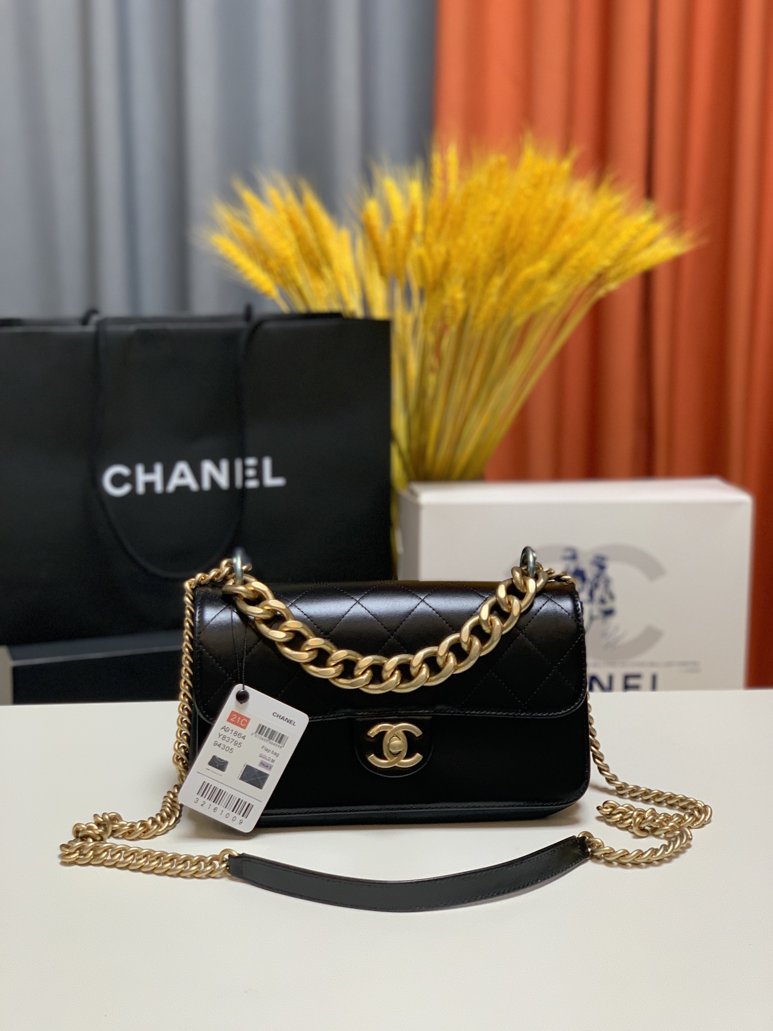 CHANEL    大号 91864  尺寸24CM 小号 91865  尺寸20CM 经典款风琴包 牛皮系列 朱 Cosmopolite flaobag  三层隔层 这个包的包身是用油蜡牛皮 精妙之处是 它的围配布纹牛皮   这种皮比较软 伸缩性好 就算是3  隔层这个包也不会很用臃肿 