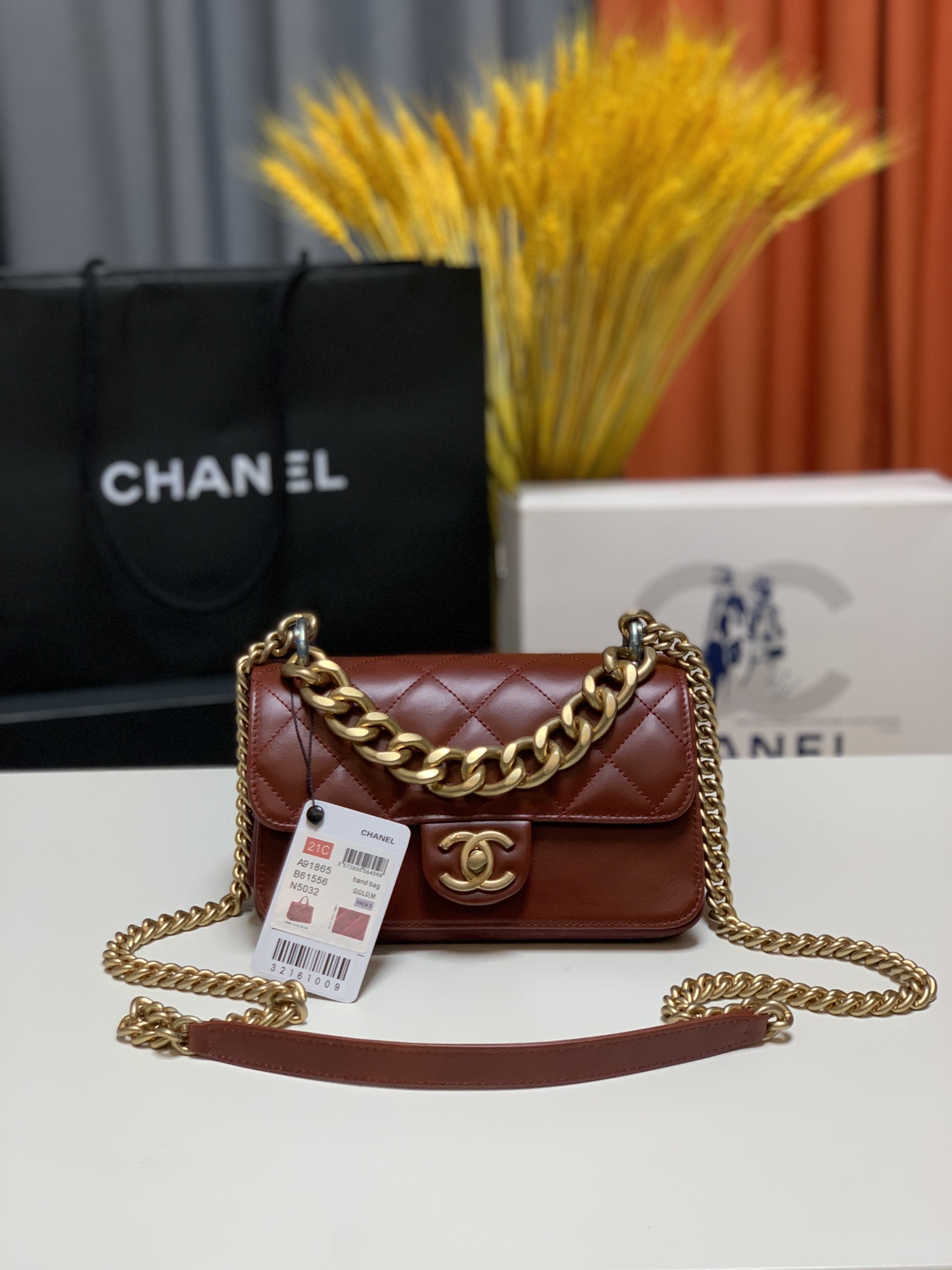 CHANEL    大号 91864  尺寸24CM 小号 91865  尺寸20CM 经典款风琴包 牛皮系列 朱 Cosmopolite flaobag  三层隔层 这个包的包身是用油蜡牛皮 精妙之处是 它的围配布纹牛皮   这种皮比较软 伸缩性好 就算是3  隔层这个包也不会很用臃肿 