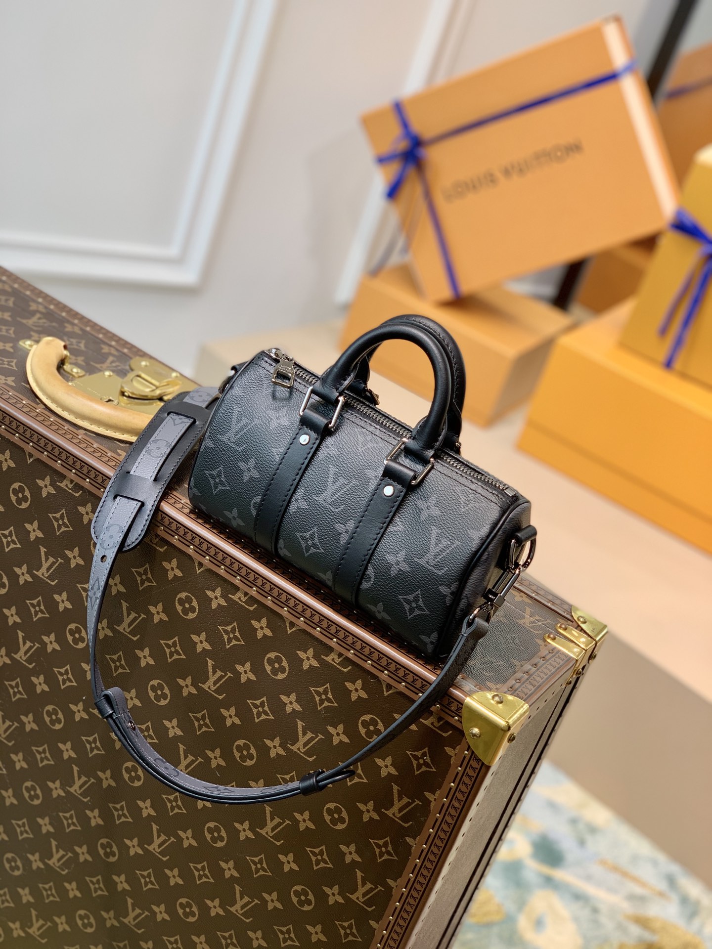 原单 M45947 本款 Keepall XS 手袋 非常适合女生背 男女同款 黑色老花非常帅气 最重要的是肩带可以调节 Monogram 涂层帆布一牛皮饰边一织物内衬一拉链封口一可拆卸 可调节肩带  尺寸: 21 x 12 x 9 厘米 