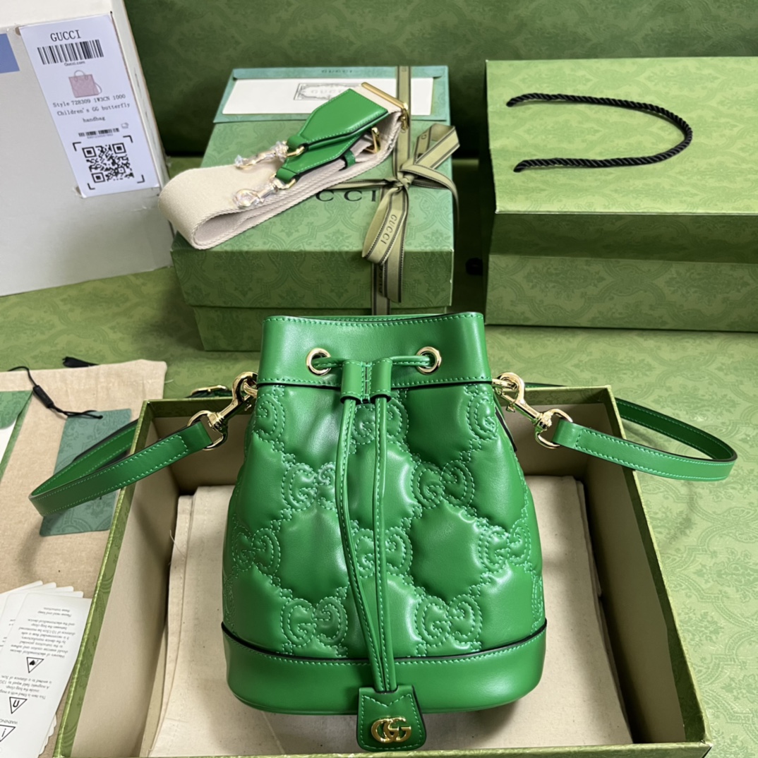   配全套原厂绿盒包装  GG matelassé皮革迷你水桶包UM8HG 继续以独特的方式脱颖而出 凭借超柔软的表面处理 标志性材料再次被重新想象为Gucci Love Parade的一部分 带有纹理的几何图案 该设计呈现了90年代徽标趋势的当代方法 该趋势出现在众议院的最新系列中 在这里 它以极简主义的绿色阴影出现 绿色GG matelassé皮革 金色硬件双G 型号 728231 尺寸 17*20*10cm 颜色 绿色 压花G原厂皮 
