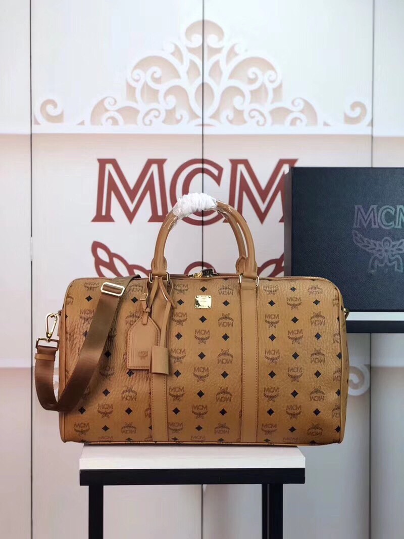  MCM Traveler Visetos 周末旅行包单品采用耐用的 Visetos 印花 涂层帆布和粘合衬里制成 减少了重量 是我们轻盈质感数一数二的 Visetos 周末  旅行包 这款经典设计选用易开合的加长  拉链 还能在不使用的时候折叠存放尺寸:  cm 47x27x20