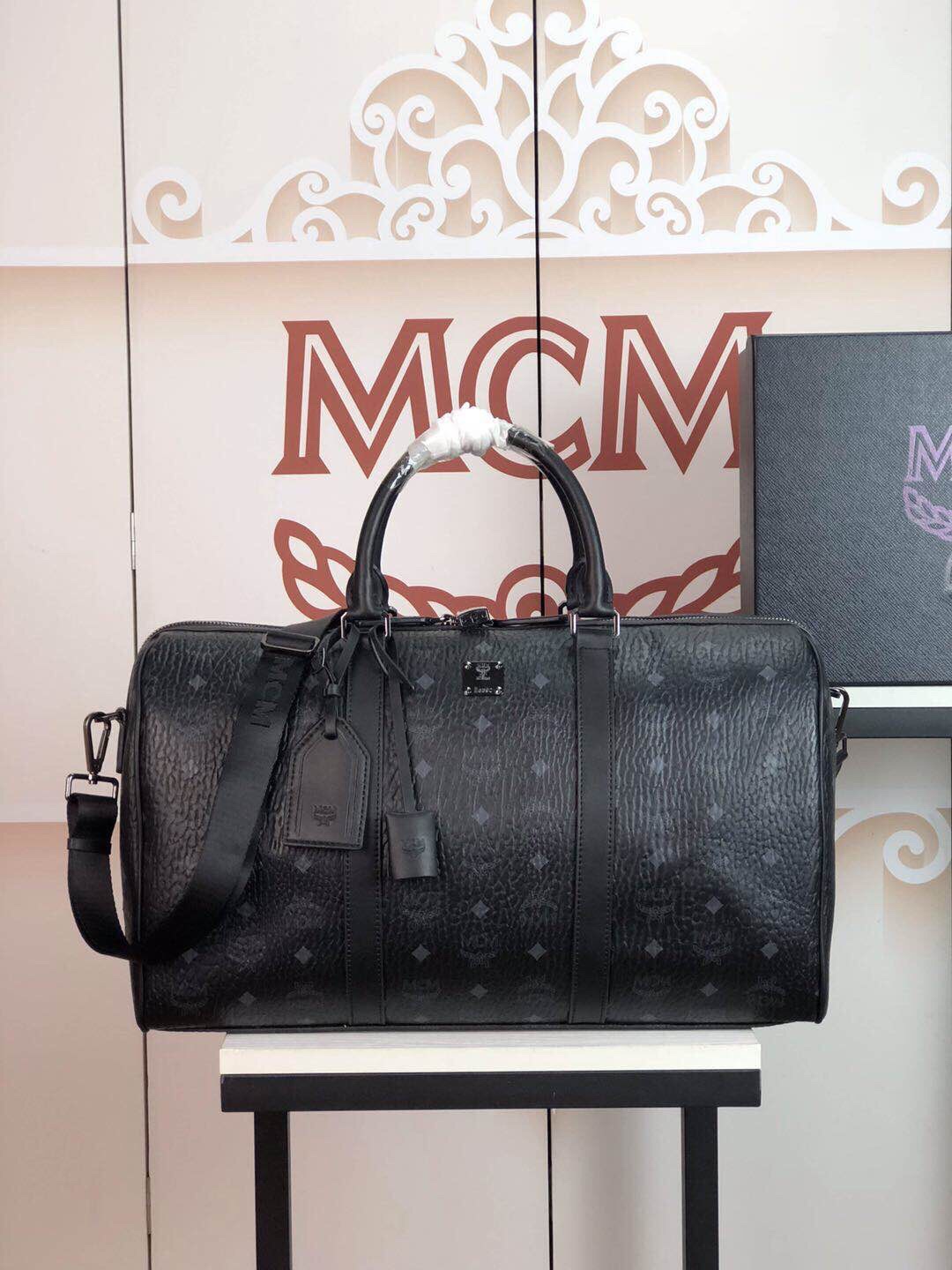  MCM Traveler Visetos 周末旅行包单品采用耐用的 Visetos 印花 涂层帆布和粘合衬里制成 减少了重量 是我们轻盈质感数一数二的 Visetos 周末  旅行包 这款经典设计选用易开合的加长  拉链 还能在不使用的时候折叠存放尺寸:  cm 47x27x20