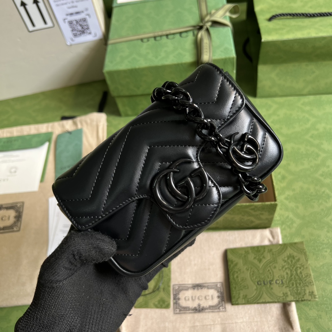  配全套原厂绿盒包装 GG  Marmont链条马卡龙系列黑色迷你手袋 配有钥匙扣 可以用于将此袋绑缚在另外更大的手袋上 采用颇具结构化的柔软造型 翻盖扣配以GG金属配件 金属配件从70年代经典设计中汲取灵感 采用绗缝人形花纹真皮制作 型号 699757尺寸 16.5x10.2x5.1cm颜色 黑色 黑五金全皮 