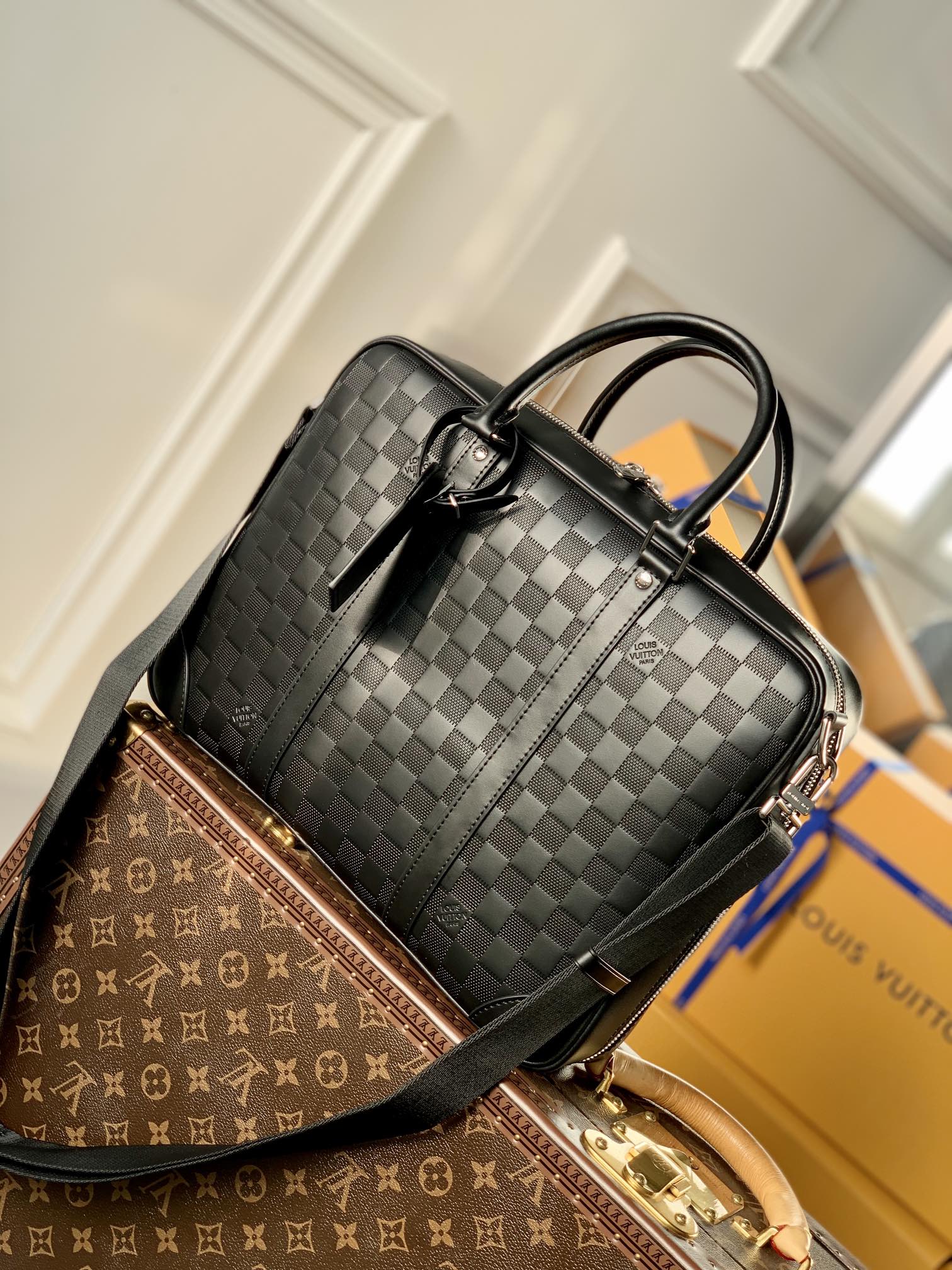 原单N45288 Sirius 公文包取材 Damier Infini Onyx 牛皮革 为纤薄构型搭配广口设计 便于取放其中物品 可拆卸并调节的肩带适宜肩背或斜挎 固定于 D 形环的皮革名牌再添巧思 尺寸 35.0 x 27.0 x 7.0 厘米  长 x 高 x 宽 