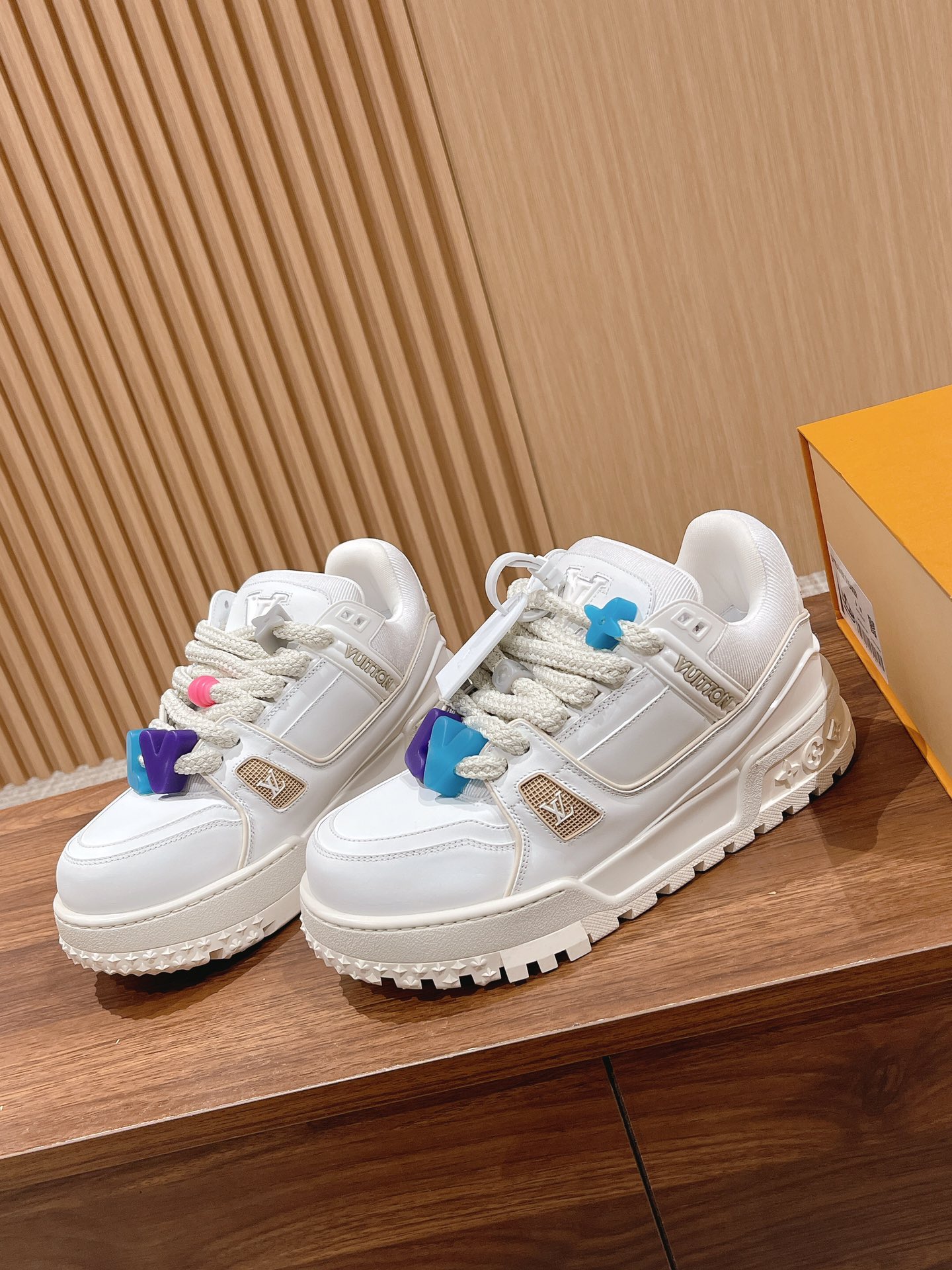  升级版  Louis Vuitton胖版trainer 亮相   在Louis Vuitton 2023 春夏大秀上 全新 Trainer亮相 新