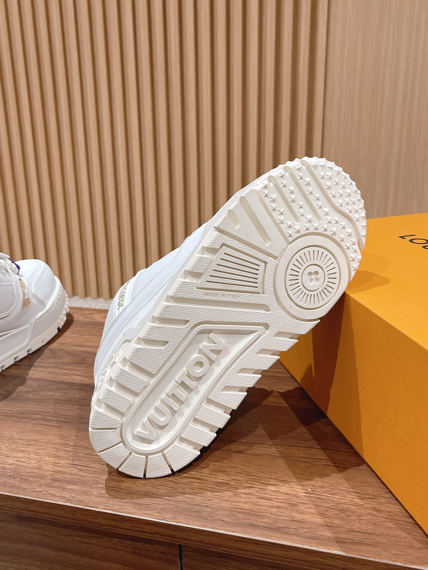  升级版  Louis Vuitton胖版trainer 亮相   在Louis Vuitton 2023 春夏大秀上 全新 Trainer亮相 新