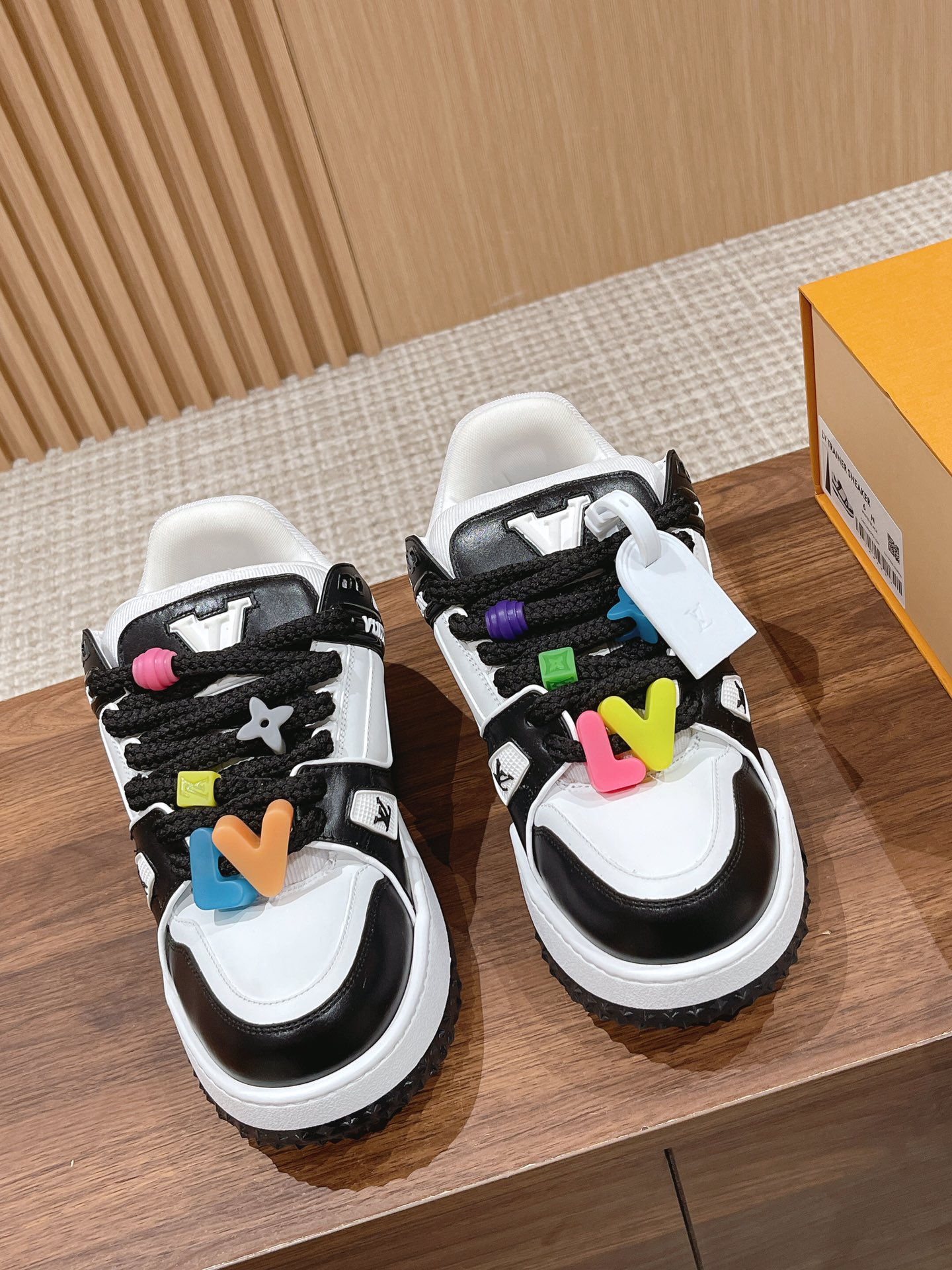  升级版  Louis Vuitton胖版trainer 亮相   在Louis Vuitton 2023 春夏大秀上 全新 Trainer亮相 新