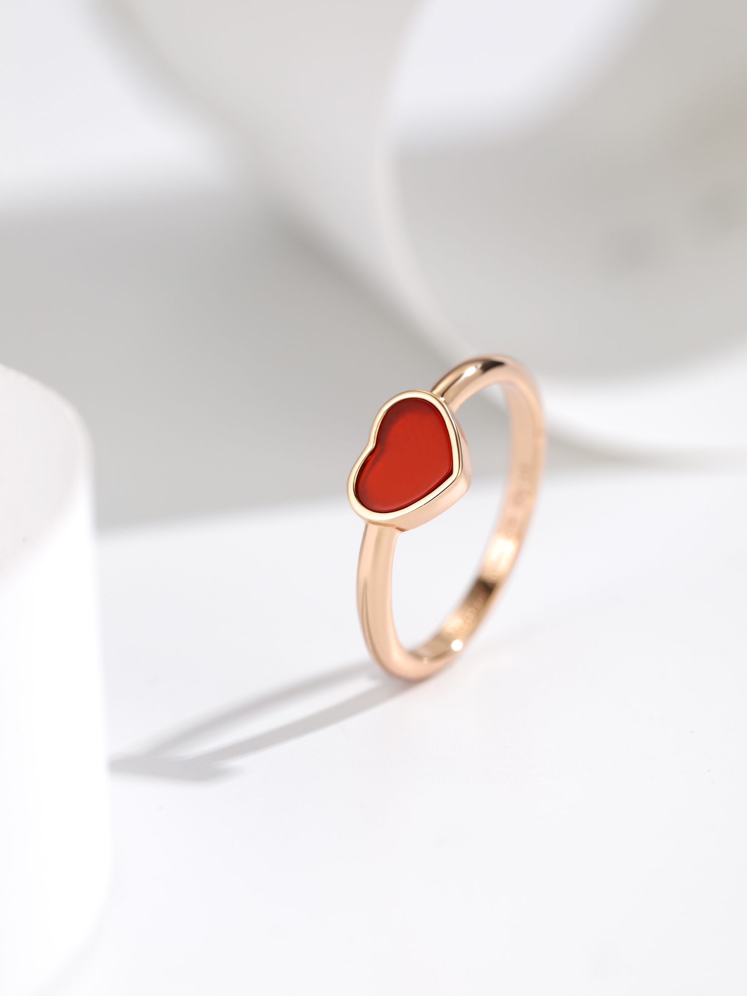 高版Happy Heart系列戒指设计都比较大方简单 爱心 红玉髓戒指单圈的看起来简单 也水超复杂的设计工艺 采用v金制作 超厚电镀