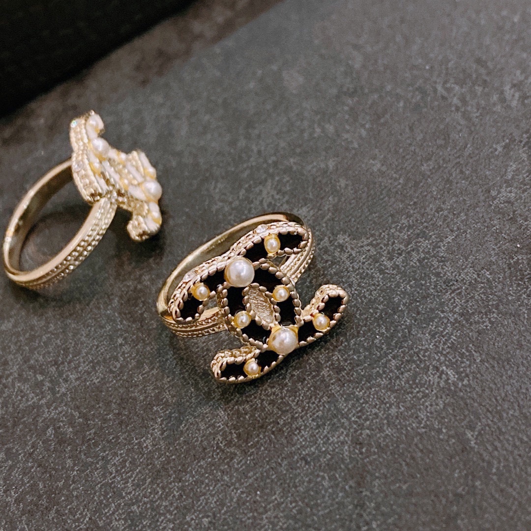     Chanel 香奈儿 简约复古珍珠戒指 精选精致质重工打造 适合各种各样手指  码数678