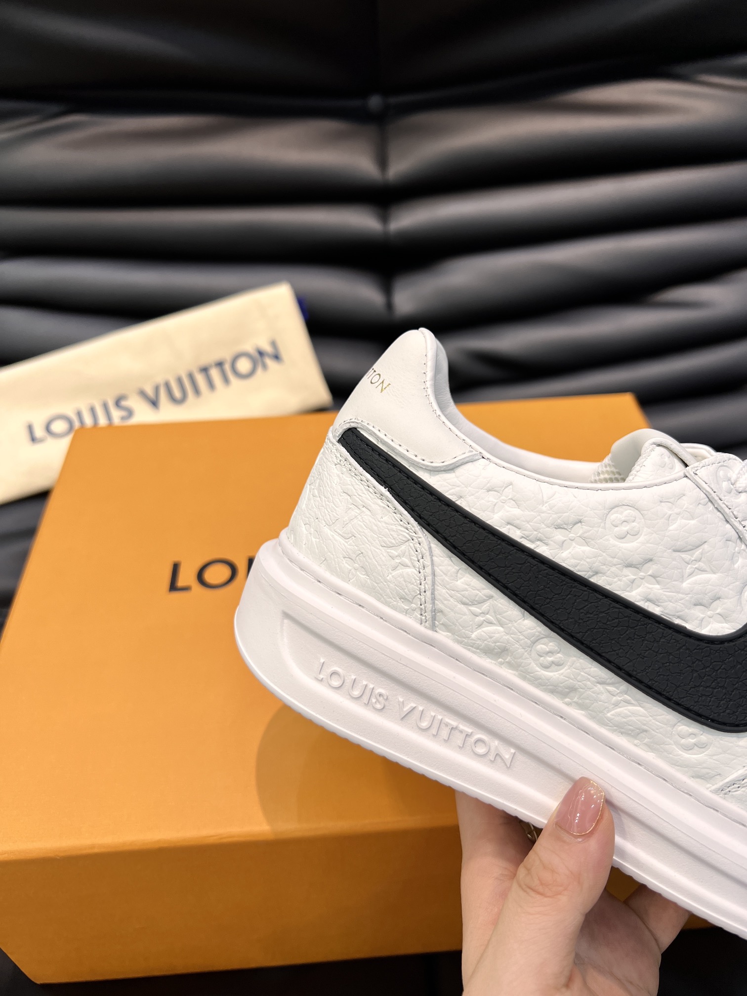 Loui* Vuitto* x Nike 联名潮酷男士休闲运动鞋  兼具时尚与潮流属性 