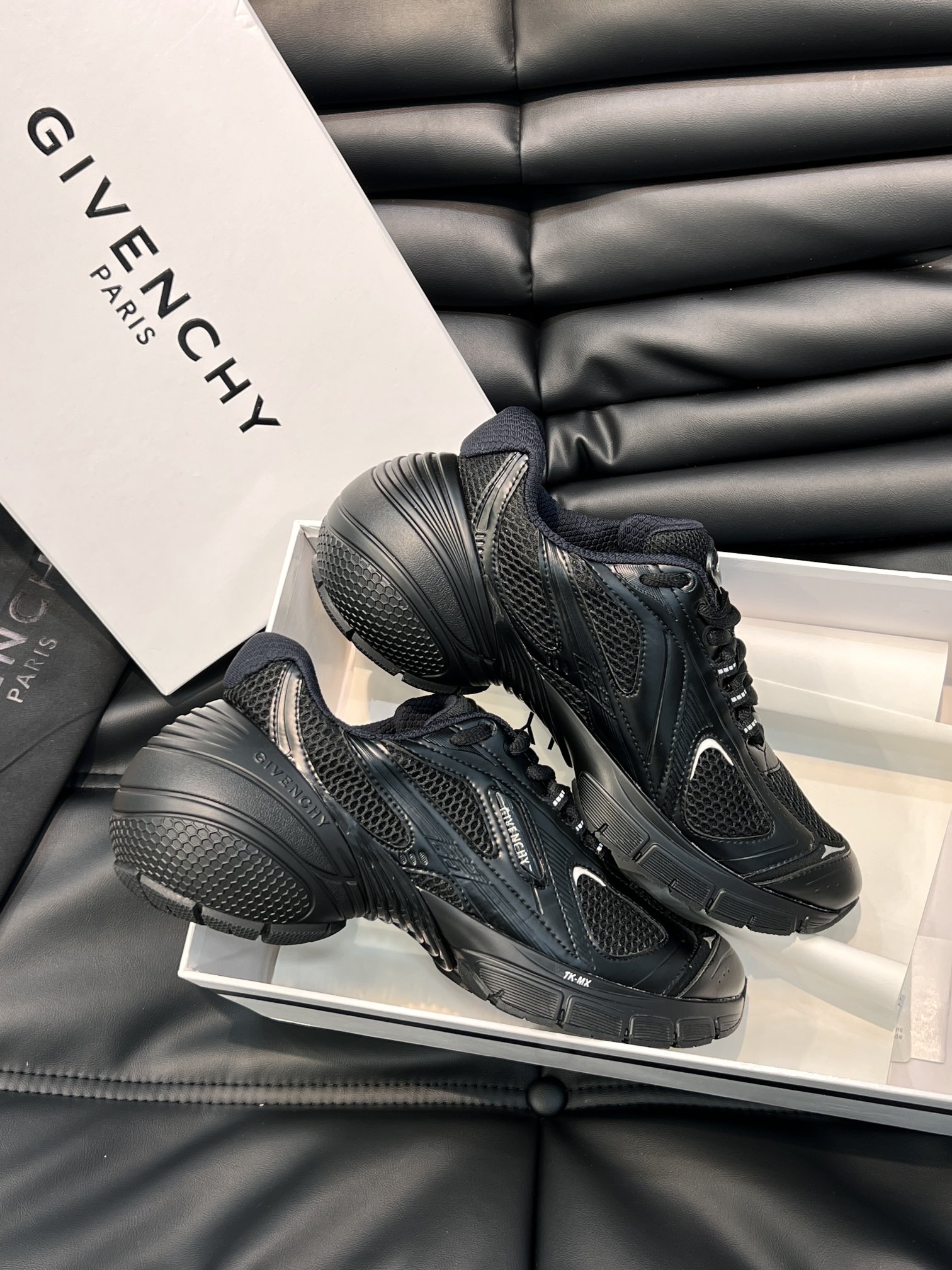 GIVENCHY 纪梵希 23新品TK- MX Runner运动鞋  蜂巢网纹透气呈轻机能感 三百六十度无死角潮酷鞋 