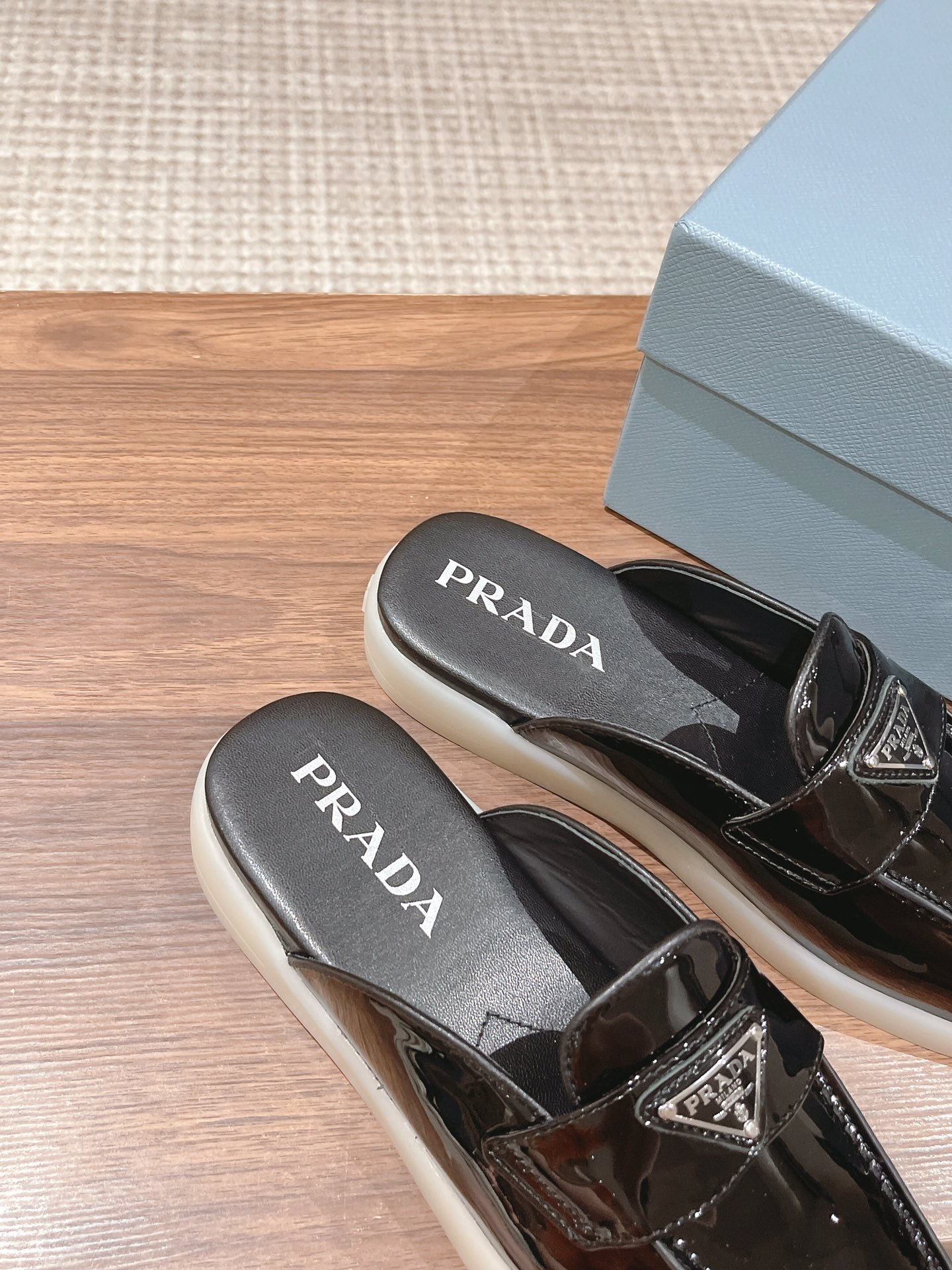   PRADA 普拉达春夏新款一脚蹬半拖 演绎都市风尚 设计彰显功能性与科技感 