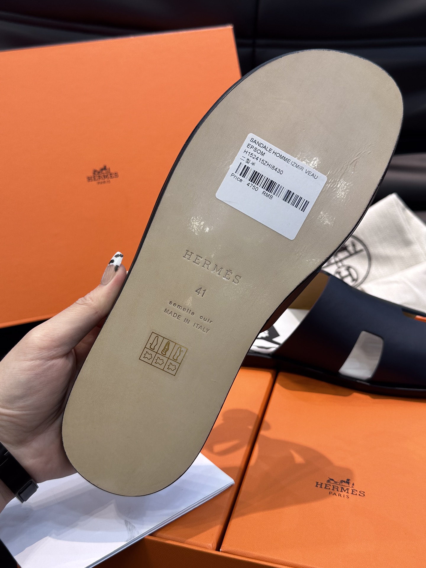     Hermes 高端真皮大底男士拖鞋 高品质经典单品 用料上乘考究 版型宽松舒适 推荐入手 鞋面选用进口头层 进口厚实牛皮大底 用料奢华高档  Size 39-44 38.45.46可定做 