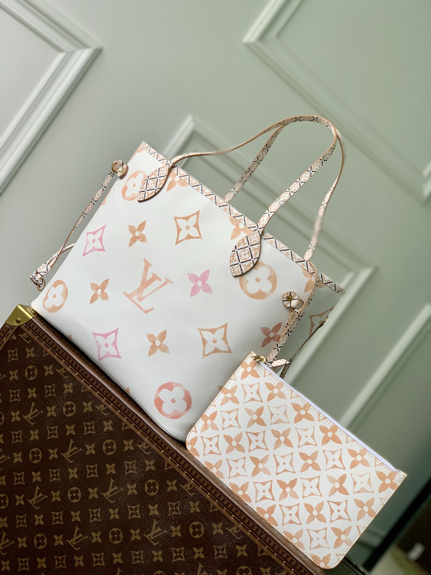 M22978杏色本款 Neverfull 中号手袋为淡雅帆布描绘 Giant Monogram 图案 令 LV 和 Monogram 花卉呈现水彩般的氤氲意境 再为包身上缘饰边 手柄和手柄环铺陈细密 Monogram 花簇 31.0 x 28.0 x 14.0 厘米  长 x 高 x 宽 