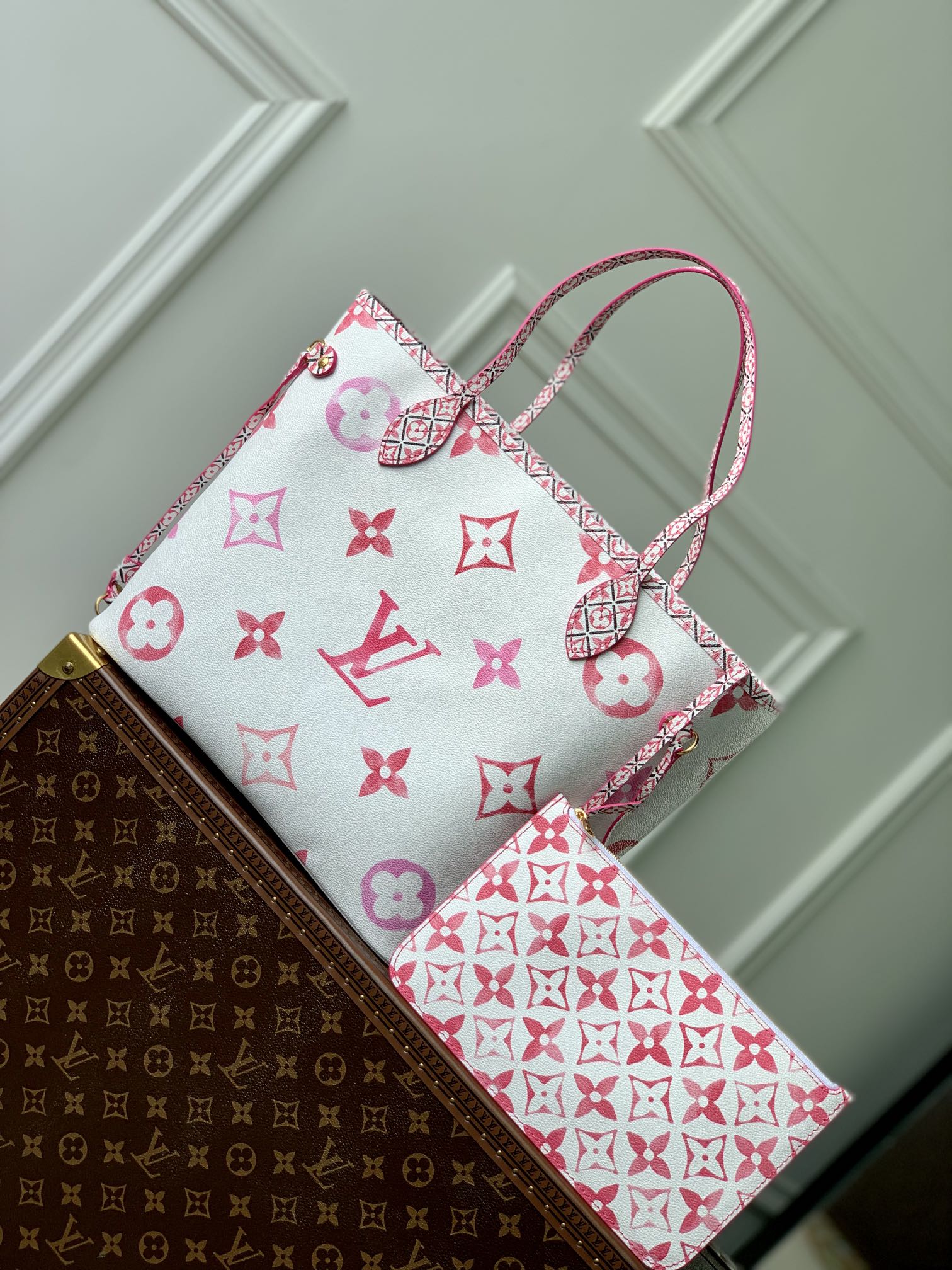 M22980本款 Neverfull 中号手袋为淡雅帆布描绘 Giant Monogram 图案 令 LV 和 Monogram 花卉呈现水彩般的氤氲意境 再为包身上缘饰边 手柄和手柄环铺陈细密 Monogram 花簇 31.0 x 28.0 x 14.0 cm  长 x 高 x 宽 