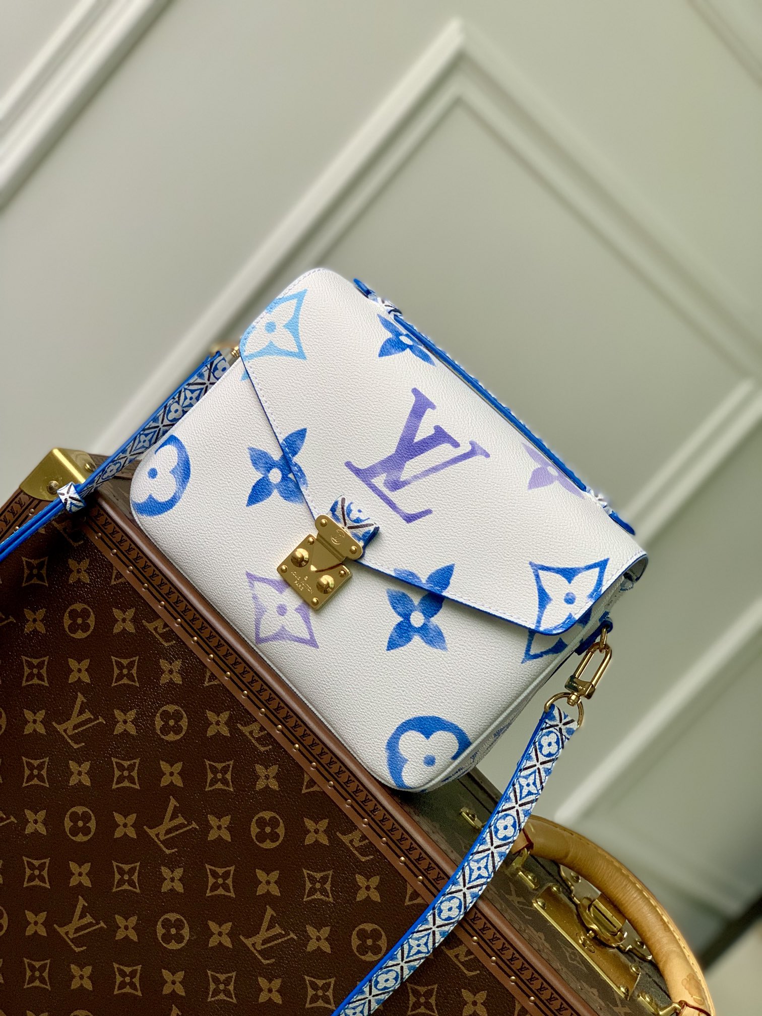  M23055蓝 本款 Pochette Metis 手袋以帆布烘托 LV 字母和 Monogram 花卉的水彩效果 为顶部手柄和可拆卸肩带铺陈细密 Monogram 花卉 讲述里斯本彩绘瓷砖的灵感启发 详细特征25 x 19 x 7 cm 长度 x 高 x 宽 