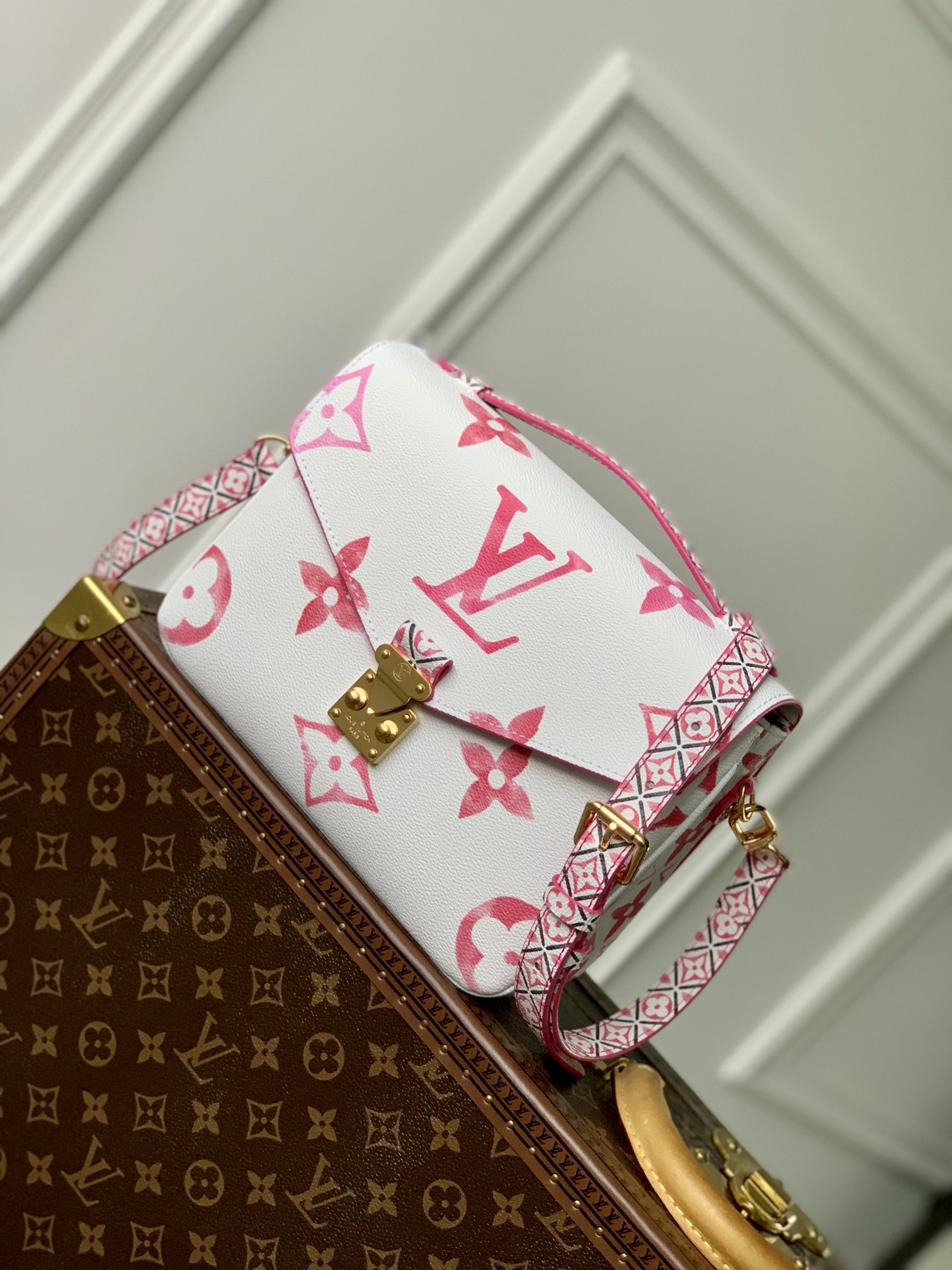  M23055粉本款 Pochette Metis 手袋以帆布烘托 LV 字母和 Monogram 花卉的水彩效果 为顶部手柄和可拆卸肩带铺陈细密 Monogram 花卉 讲述里斯本彩绘瓷砖的灵感启发 详细特征25 x 19 x 7 cm 长度 x 高 x 宽 