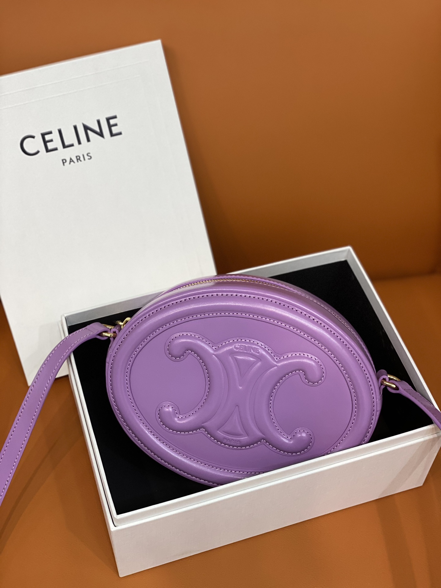 大号 Celine赛琳 新品小圆饼 手机包 颜值爆表 随意凹造型 街拍必备 型号 CL198603 尺寸 20*15*6cm