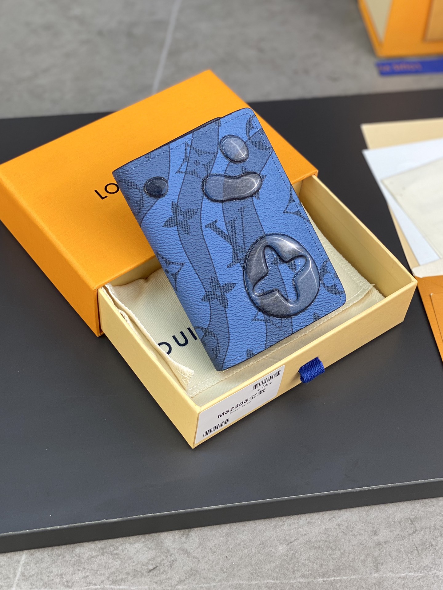  M82308宝蓝 口袋钱夹 选用 Monogram Aquagarden 帆布 演绎经典 Monogram 图案的水中风貌 紧凑构型设有卡片夹层 内袋和外袋 7.5 x 11.1 x 1 cm 