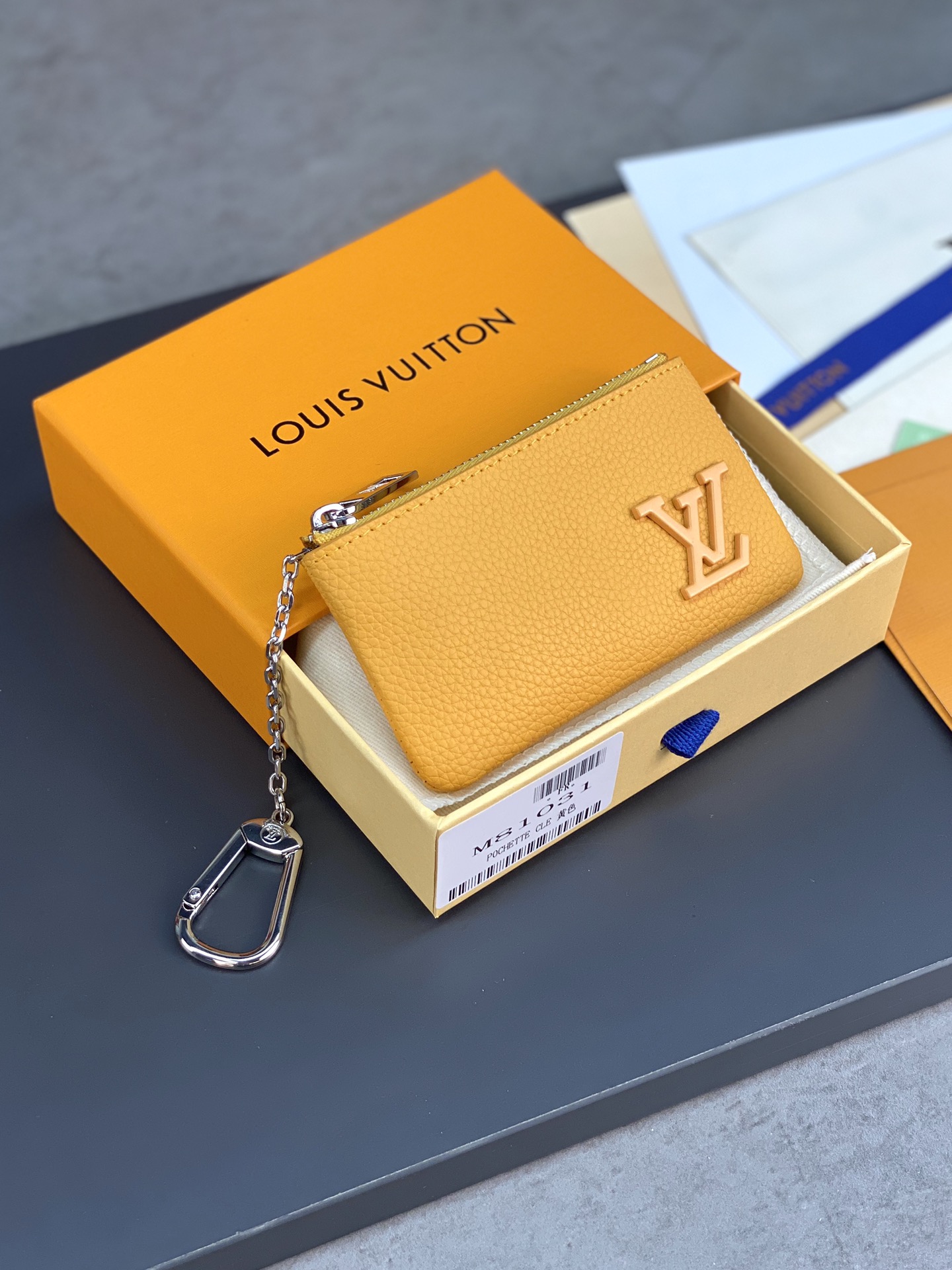 M81031黄色  匙 钥 零钱包 列 系  雅致 实 又 用 小 的 皮 包   放 供 零钱和钥 匙 之用   可轻   放 易 到 袋 手  衣 或 服口 袋 12.0x 7.0 cm  长x 高  