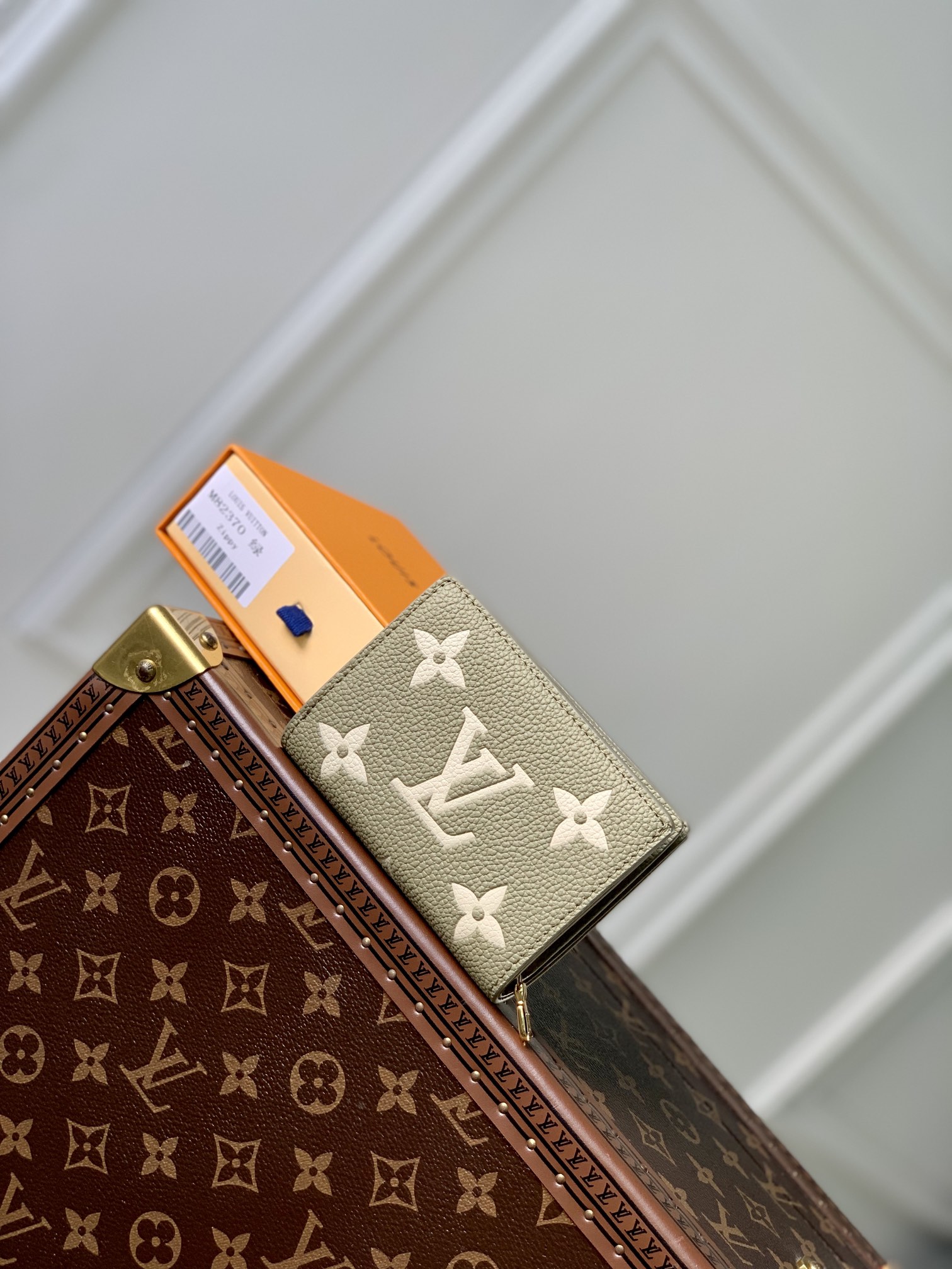 原单LV钱包|高仿LV钱包|精仿LV钱包|一比一LV钱包M82370 草绿 丝印 这个版本的Cléa钱包有柔软的 粒状的蒙皮装饰皮革 其浮雕的单图图案是突出的双色调色板 尽管体积很小 但Cléa钱包提供了各种实用功能 包括一个票据箱 一个带拉链的硬币口袋和6个卡片插槽尺寸 11 x8.5 x3.5厘米
