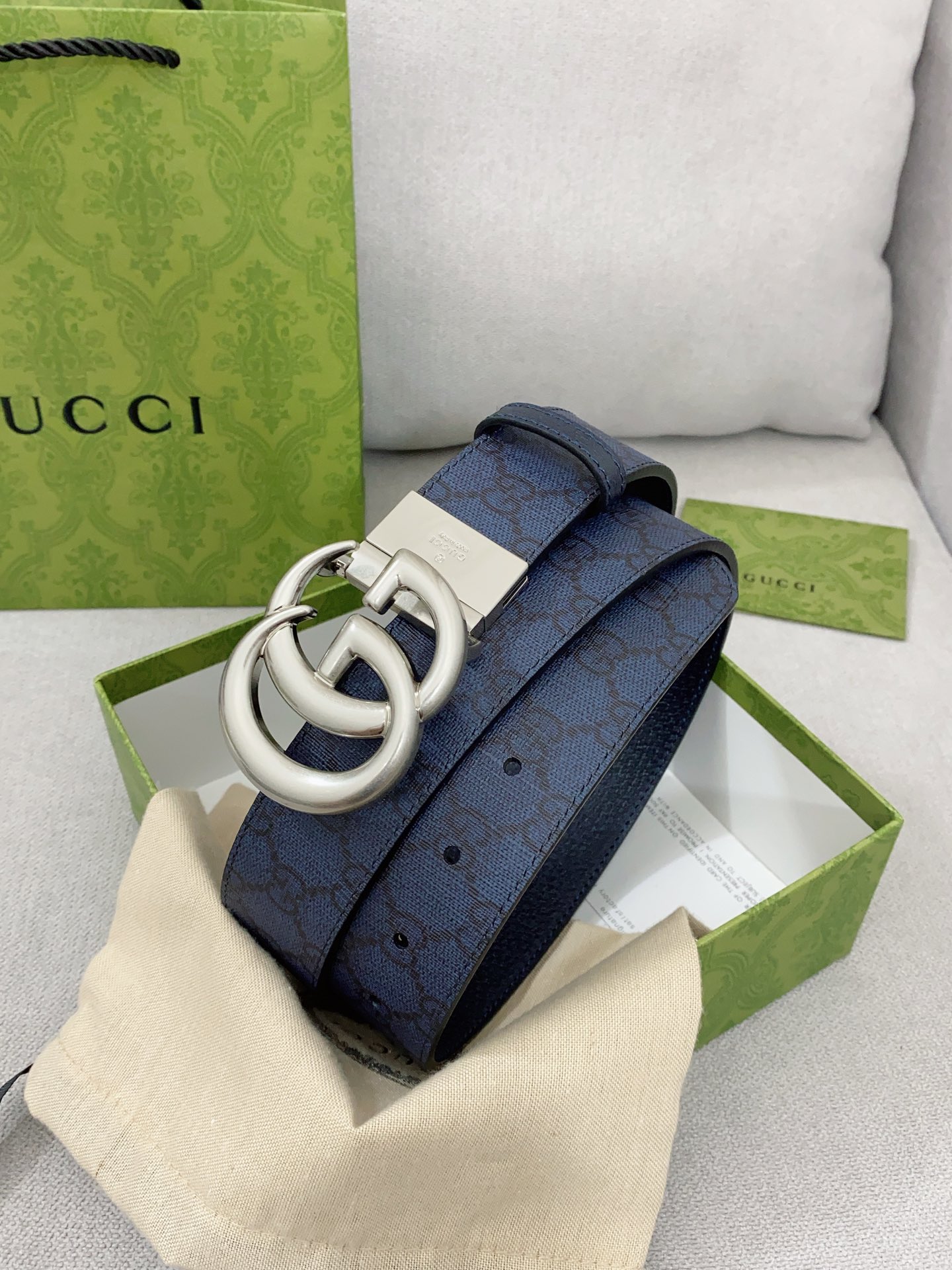 古奇 Gucci 新款男士腰带 宽3.7cm 面皮采用帆布面料 反面采用蓝色头层猪皮纹皮革材质 搭配精品旋转五金扣头