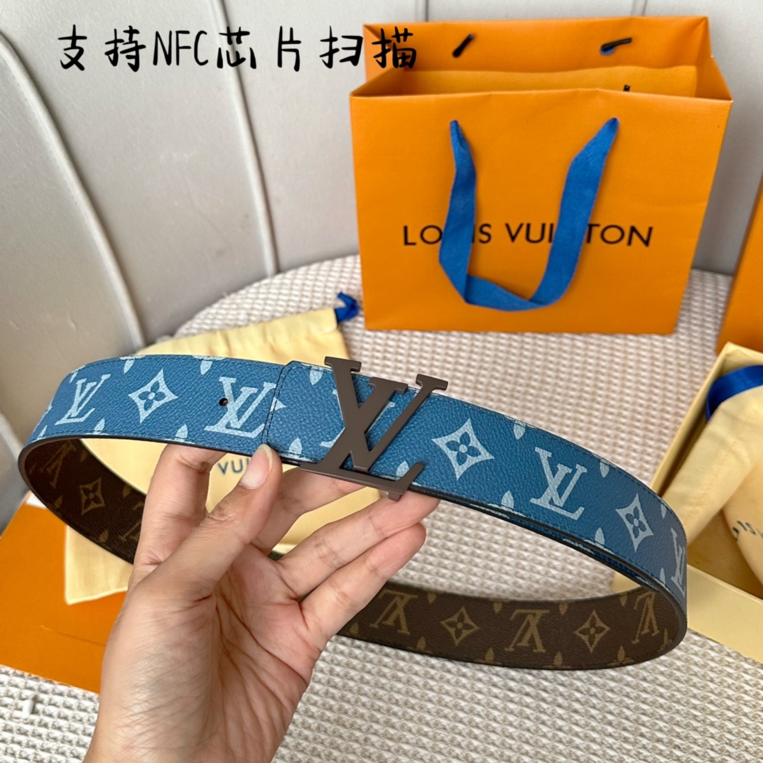 原单LV皮带|高仿LV皮带|精仿LV皮带|一比一LV皮带LV 同步新款 宽:40mm 双面腰带 双面可以 双面采用专用面料搭春夏前系列色彩搭配 配搭经典字母扣头 外形时尚