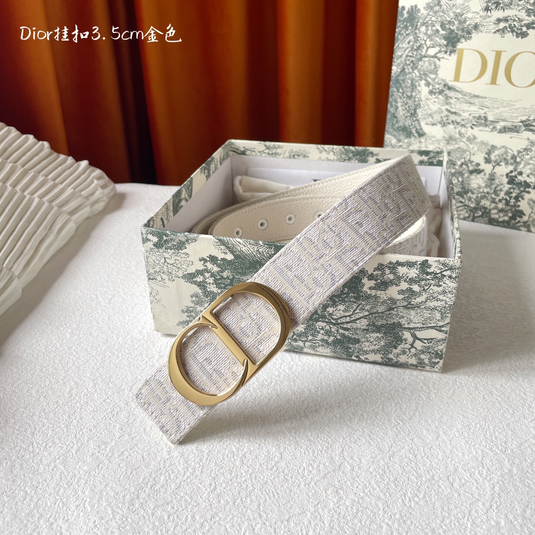 迪奥 宽35MM  Dior这款金属覆层黄铜腰带扣采用 CD 标志点缀 经典元素呈现全新风采 设计精巧 提升格调 打造优雅精致的造型 