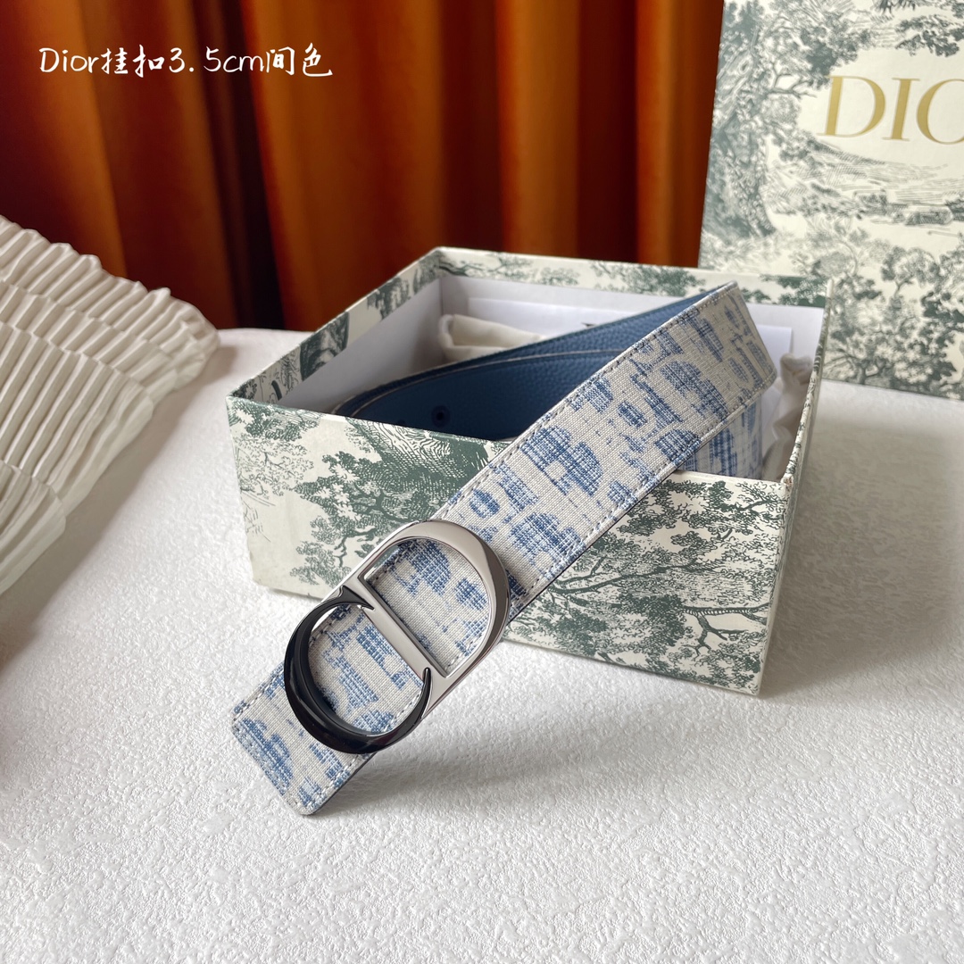 迪奥 宽35MM  Dior这款金属覆层黄铜腰带扣采用 CD 标志点缀 经典元素呈现全新风采 设计精巧 提升格调 打造优雅精致的造型 
