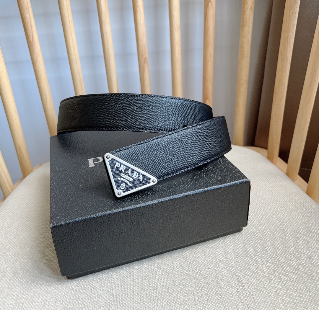 普拉达 宽4.0cm 专柜最新款 这款腰带饰有一枚三角形金属徽标 宛若点睛之笔  勾勒精致细节 是Prada男士成衣系列的理想配饰 