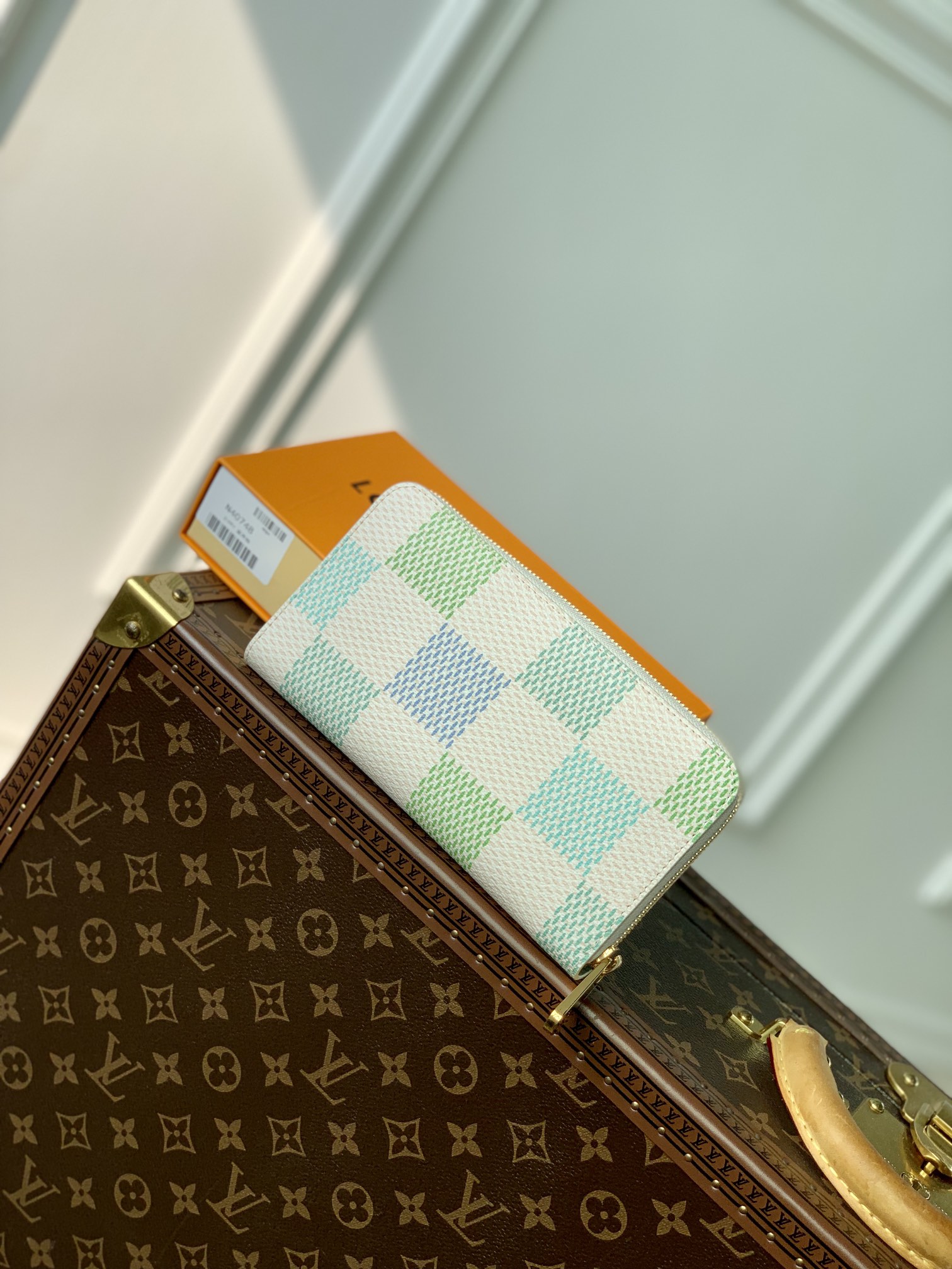 N40748 蓝方格damiericious 系列的 zippie wallet 用充满魅力的彩色重新诠释了damiercanvas 特别版的单品 纤细的轮廓和圆形拉链开合式特征的标志性的钱包 用柔和的颜色使之成为了清新且有女人味的氛围 经过巧妙设计的内部装修 分为可以收纳纸币 卡片 文件的多个公寓 19.5 x 10.5 x 2.5 cm 