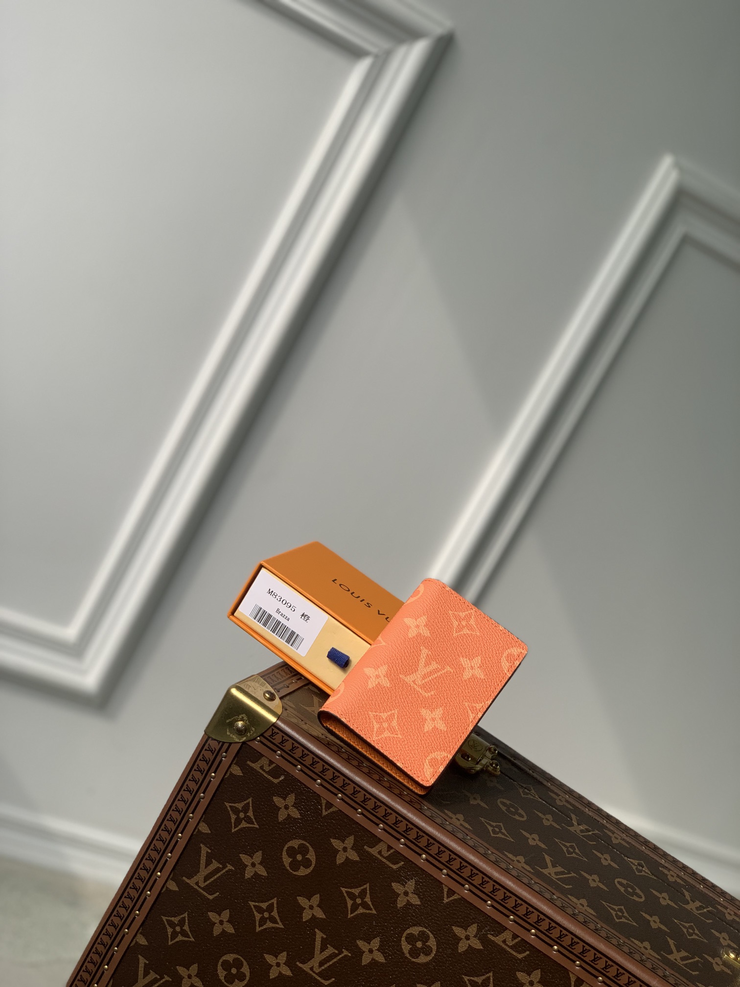 M83095橙Taïgarama 系列推出特别款口袋钱夹 Taïga 皮革与 Monogram Eclipse 帆布塑造纤巧外形 内袋及卡位可收纳纸钞及票据 亦可轻松收入口袋或手袋 尺寸 8.0 x 11.0 x 1.0 cm