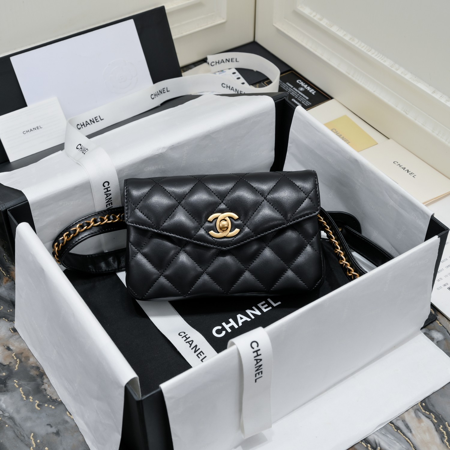 Chanel爆款腰包 原厂进口小羊皮搭配古金扣 腰带的设计绝对是一大亮点 真的是美的不要不要的 各种喜欢难以言表 款号 99009尺寸 18*3.5*12 