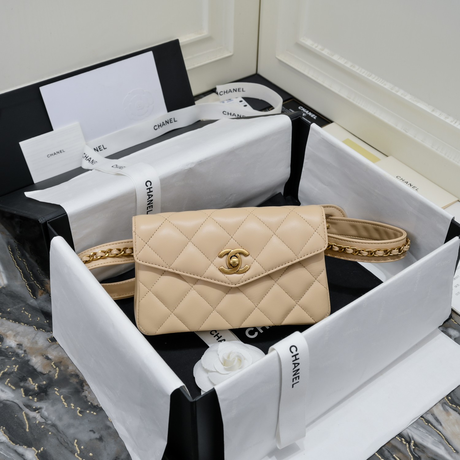 Chanel爆款腰包 原厂进口小羊皮搭配古金扣 腰带的设计绝对是一大亮点 真的是美的不要不要的 各种喜欢难以言表 款号 99009尺寸 18*3.5*12 