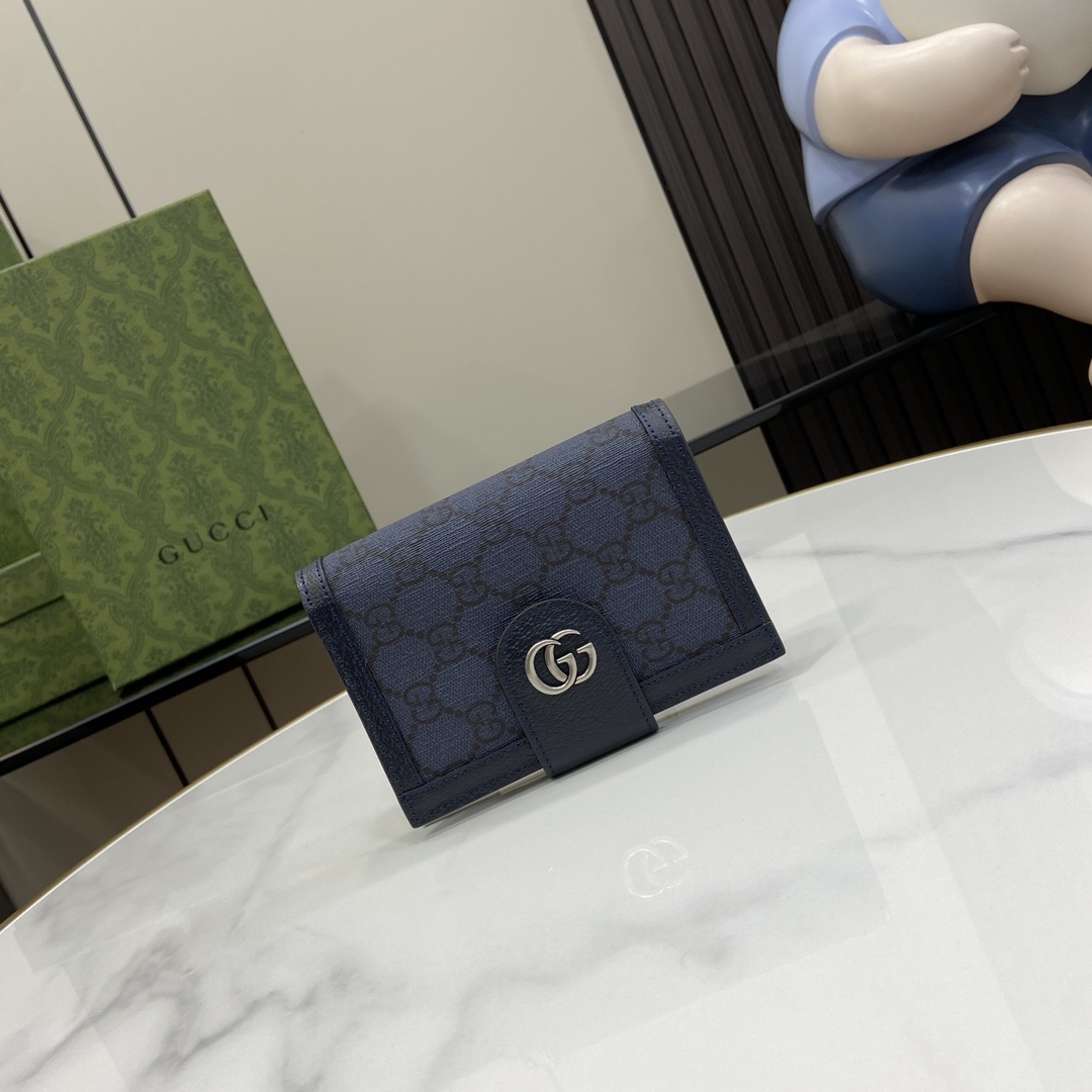 GG 家最新护照包到货 也可作为钱夹使用 是品牌主推的一款实用设计单品 经典GG图案是品牌在30年代开始使用的标志性元素之一 历经近一个世纪的发展依然为品牌探索全新表达提供灵感 型号 598914 尺寸 10.5*14.5cm 颜色 蓝色 pvc 