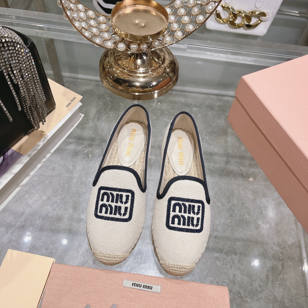 原单MIUMIU女鞋|高仿MIUMIU女鞋|精仿MIUMIU女鞋|一比一MIUMIU女鞋miu2024新款休闲鞋渔夫鞋 草编鞋配有草编内底 经柔软的织物面料 材质重释的版型饰以字母徽标 呈现传统与现代格调的上佳融合 混搭理念渗透于miumiu所呈现的元素中 并通过材质 廓形和功能之间非同寻常的趣味组合 诠释出充满创意的设计理念 最百搭的鞋 34-40 34 40定制