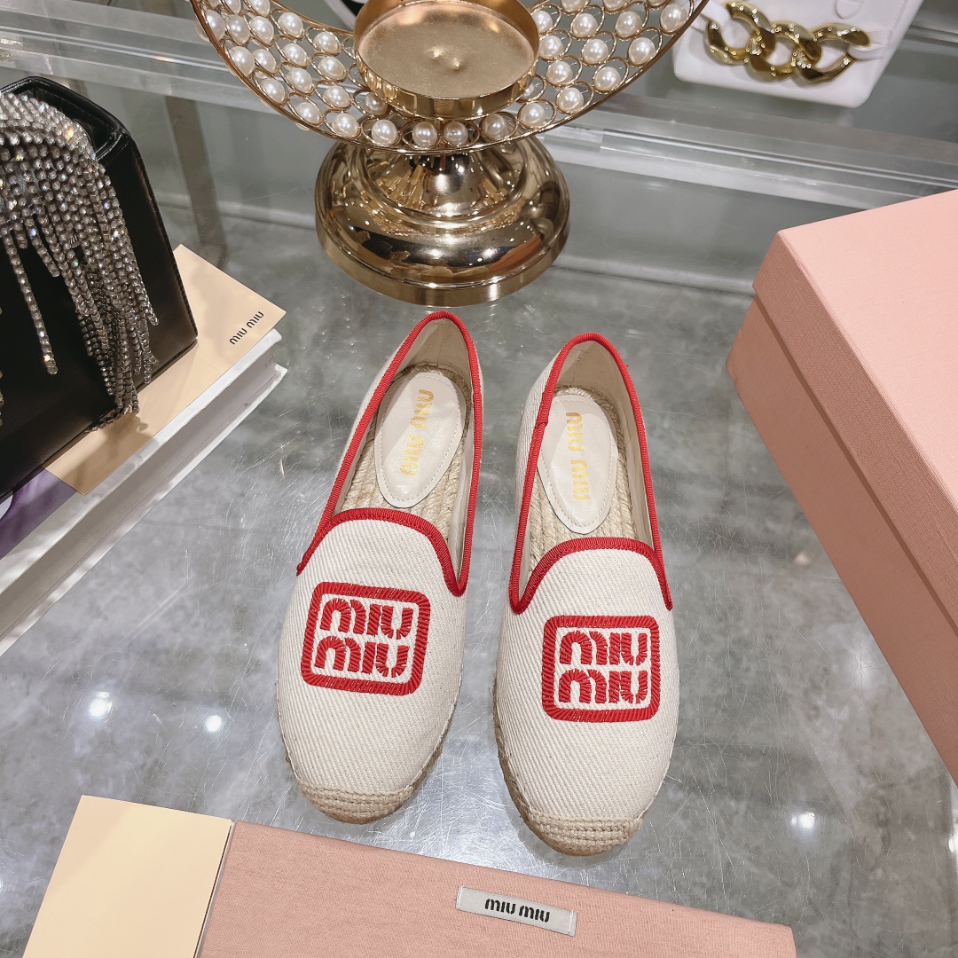 原单MIUMIU女鞋|高仿MIUMIU女鞋|精仿MIUMIU女鞋|一比一MIUMIU女鞋miu2024新款休闲鞋渔夫鞋 草编鞋配有草编内底 经柔软的织物面料 材质重释的版型饰以字母徽标 呈现传统与现代格调的上佳融合 混搭理念渗透于miumiu所呈现的元素中 并通过材质 廓形和功能之间非同寻常的趣味组合 诠释出充满创意的设计理念 最百搭的鞋 34-40 34 40定制