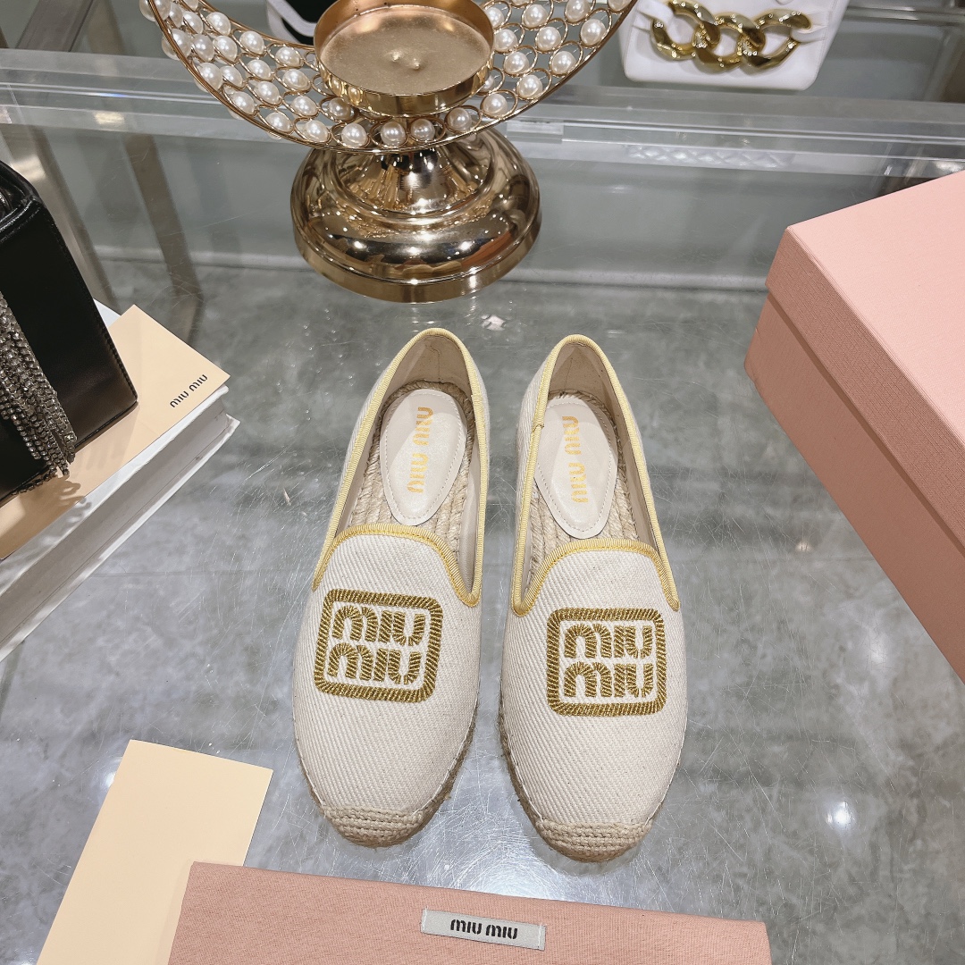 原单MIUMIU女鞋|高仿MIUMIU女鞋|精仿MIUMIU女鞋|一比一MIUMIU女鞋miu2024新款休闲鞋渔夫鞋 草编鞋配有草编内底 经柔软的织物面料 材质重释的版型饰以字母徽标 呈现传统与现代格调的上佳融合 混搭理念渗透于miumiu所呈现的元素中 并通过材质 廓形和功能之间非同寻常的趣味组合 诠释出充满创意的设计理念 最百搭的鞋 34-40 34 40定制