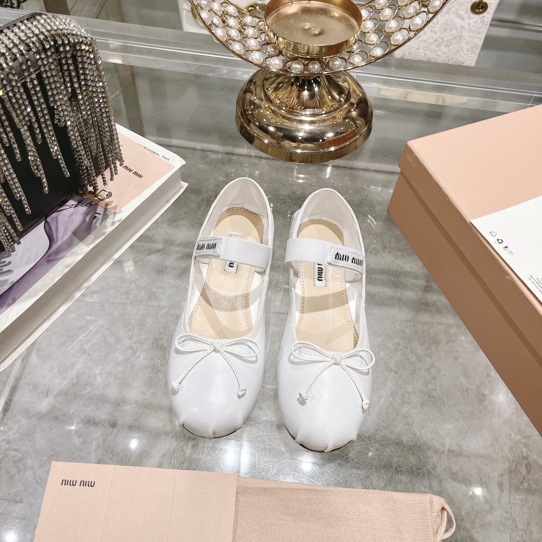 原单MIUMIU女鞋|高仿MIUMIU女鞋|精仿MIUMIU女鞋|一比一MIUMIU女鞋新款新色 miu法式仙女芭蕾舞跳舞鞋 它带着美貌来啦 新款  太仙女啦 每一个颜色都那么好看 缎面搭配颜色特别高级 圆了你的芭蕾舞梦 Miumiu出名的芭蕾舞鞋都是以柔软舒服为主 这次的弹性logo band也为一如既往小女孩风的芭蕾舞鞋增添了一份时尚感 帮你圆了你的芭蕾舞梦 同时又可以日常穿的一双鞋 不被定义的女孩集结 玛丽珍 平底单鞋 时尚简约 超级无敌耐看 可盐可甜 百搭单品 用风格传递一种态度 鞋面采用原版进口真丝绸缎 羊皮 漆皮 内里垫脚羊皮 意大利进口真皮大底 码数:35 40 40订做不退换 配原版包装