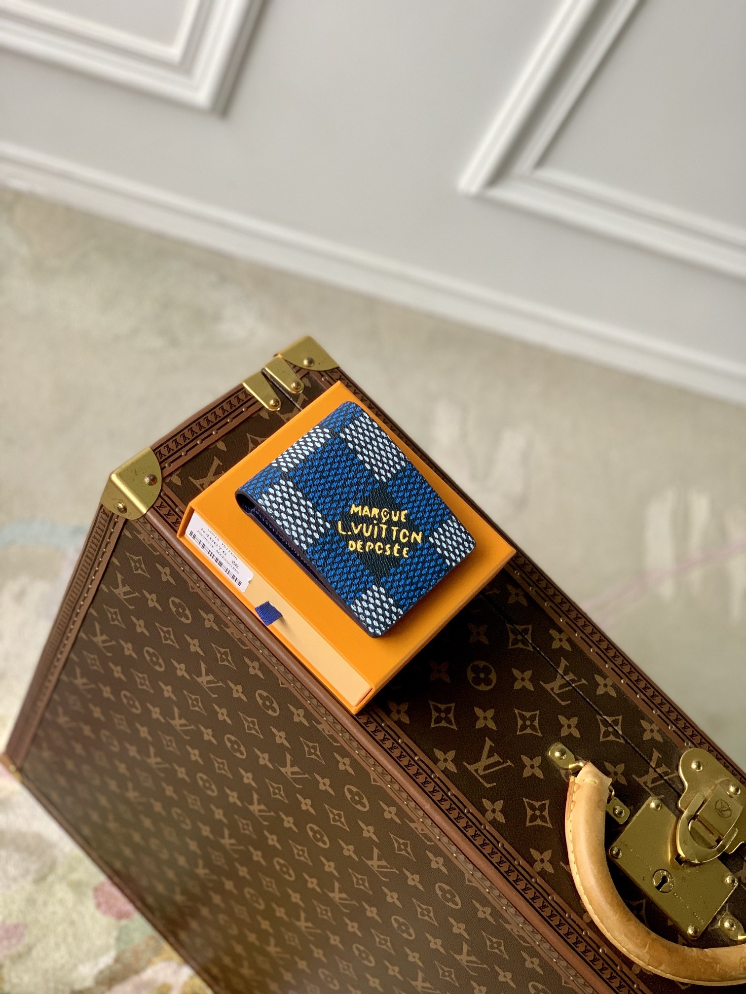 N40676蓝这款多重钱包以其Damier Heritage帆布为特色 签名为Pharrell Williams 艺术总监用超大的Damier重新诠释了原始图案 并带有轻微的复古效果 这个功能性模型手写上提到了对比色的 Brand L. Vuitton Déposée  11.5 x 9 x 1.5厘米