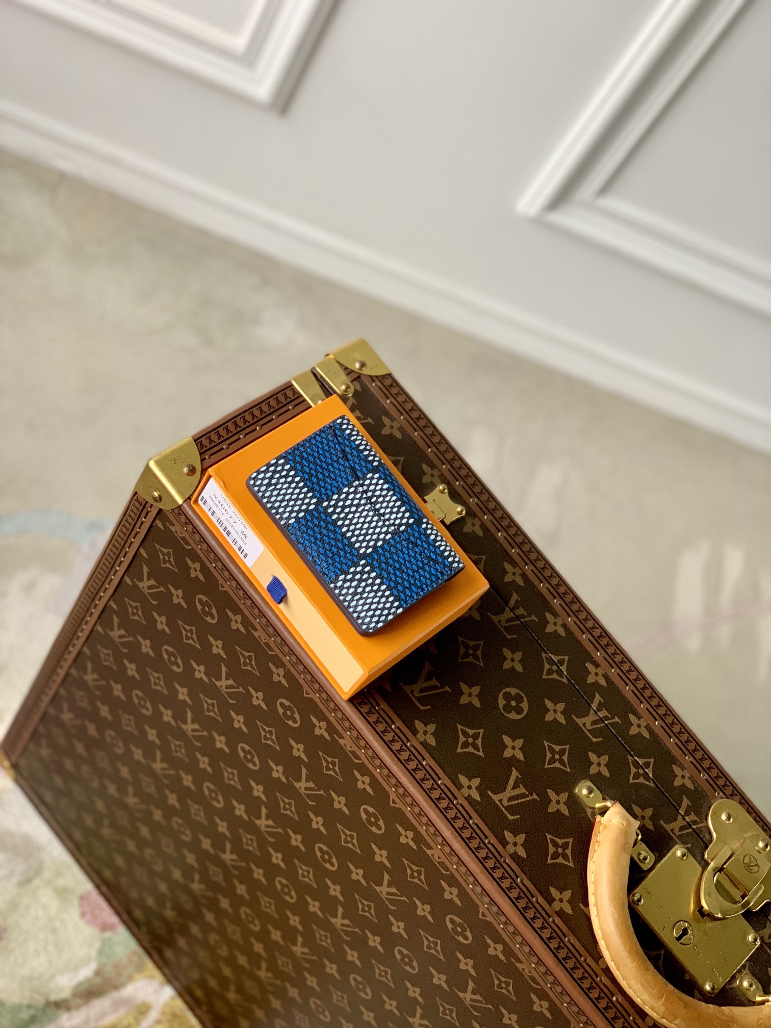 N40677蓝这款Damier Heritage帆布口袋组织者有一个超大的图案 中间提到 Marque L. Vuitton Déposée  Damier瓷砖的风格灵感来自图案的原始饰面 这个小钱包有三个存放卡片的插槽 五个内袋和一个外袋 7.5 x 11.1 x 1厘米